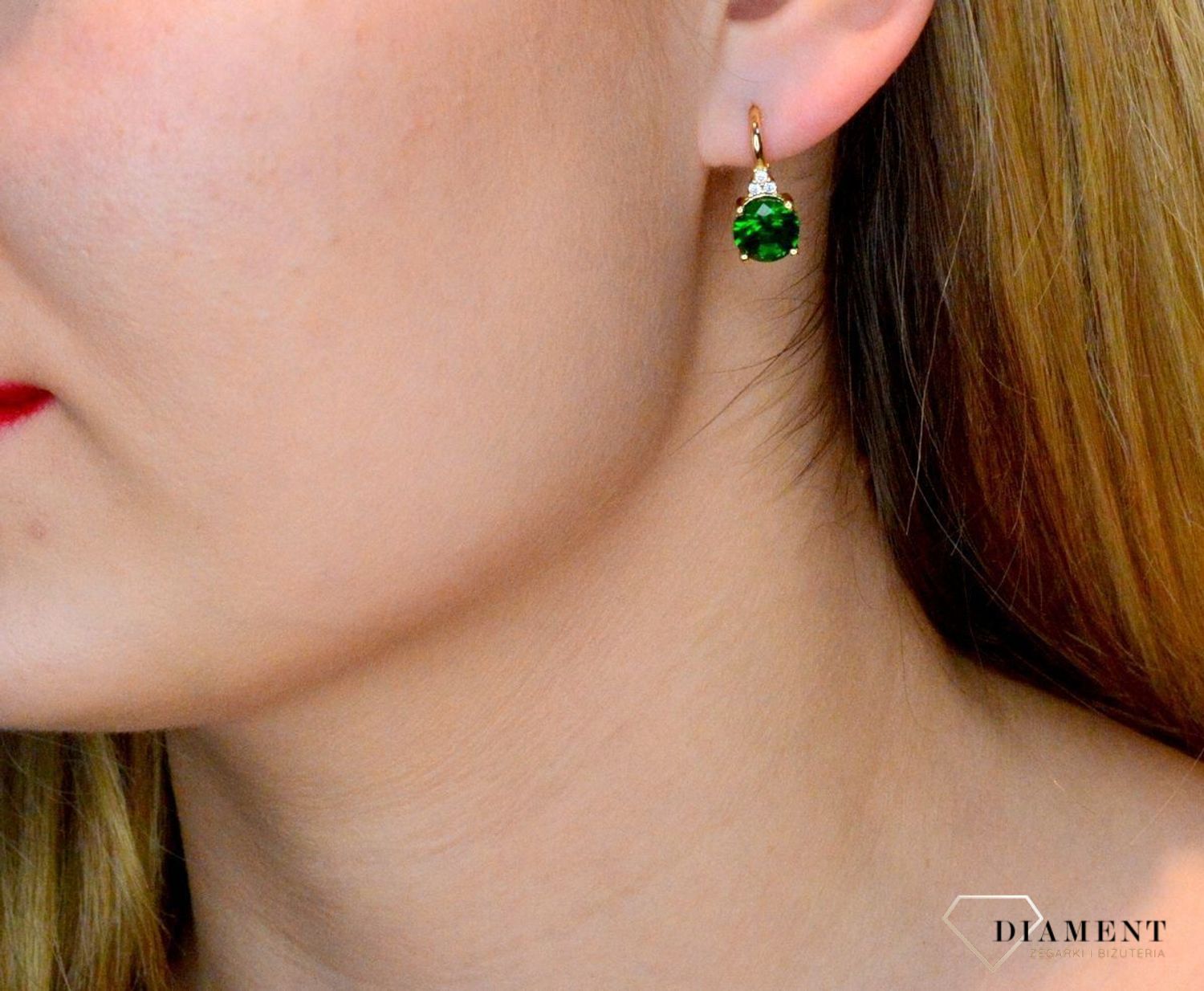 Srebrne kolczyki wiszące z dużą zieloną cyrkonią SVLE1119XH2GZ00. Srebrne kolczyki pozłacane z zieloną cyrkonią. Kolczyki wiszące z dużą zieloną cyrkonią. Kolczyki pozłacane nadają subtelności i elegancji. Oryginalne kolczyki.jpg