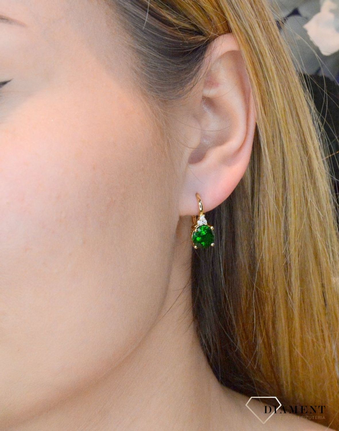 Srebrne kolczyki wiszące z dużą zieloną cyrkonią SVLE1119XH2GZ00. Srebrne kolczyki pozłacane z zieloną cyrkonią. Kolczyki wiszące z dużą zieloną cyrkonią. Kolczyki pozłacane nadają subtelności i elegancji. Oryginalne kolczyki.jpg
