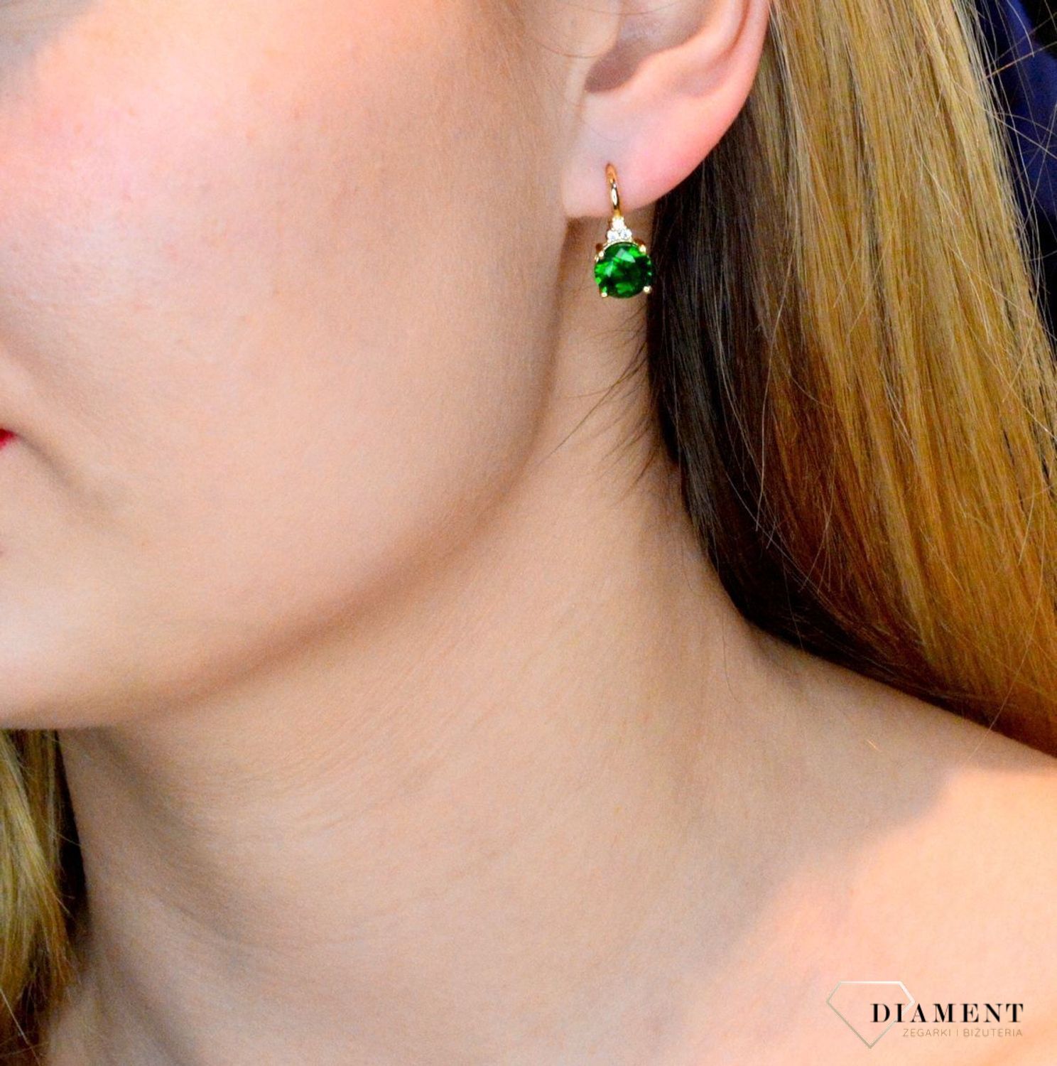 Srebrne kolczyki wiszące z dużą zieloną cyrkonią SVLE1119XH2GZ00. Srebrne kolczyki pozłacane z zieloną cyrkonią. Kolczyki wiszące z dużą zieloną cyrkonią. Kolczyki pozłacane nadają subtelności i elegancji. Oryginalne kolczyki.jpg
