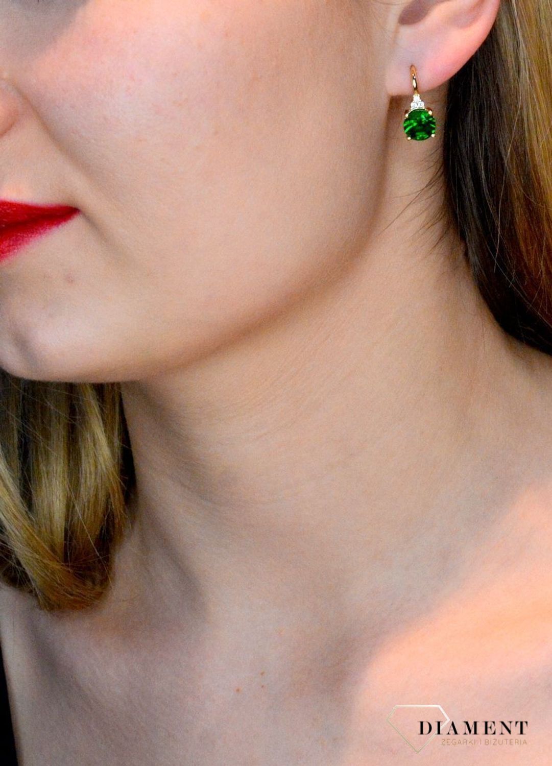 Srebrne kolczyki wiszące z dużą zieloną cyrkonią SVLE1119XH2GZ00. Srebrne kolczyki pozłacane z zieloną cyrkonią. Kolczyki wiszące z dużą zieloną cyrkonią. Kolczyki pozłacane nadają subtelności i elegancji. Oryginalne kolczyki.jpg