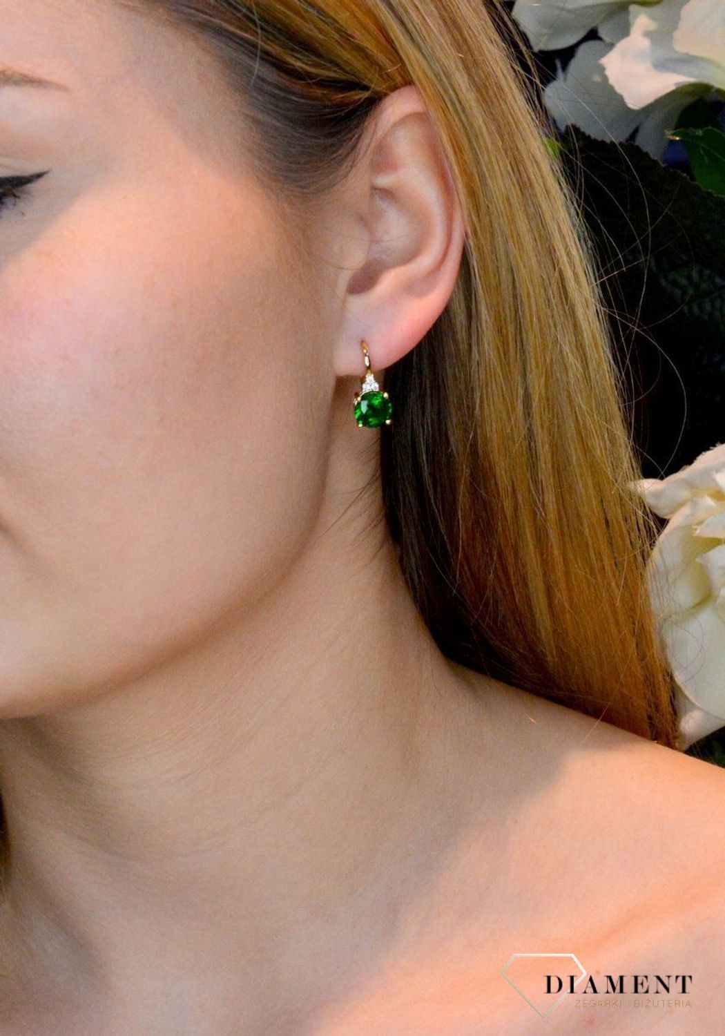 Srebrne kolczyki wiszące z dużą zieloną cyrkonią SVLE1119XH2GZ00. Srebrne kolczyki pozłacane z zieloną cyrkonią. Kolczyki wiszące z dużą zieloną cyrkonią. Kolczyki pozłacane nadają subtelności i elegancji. Oryginalne kolczyki.jpg