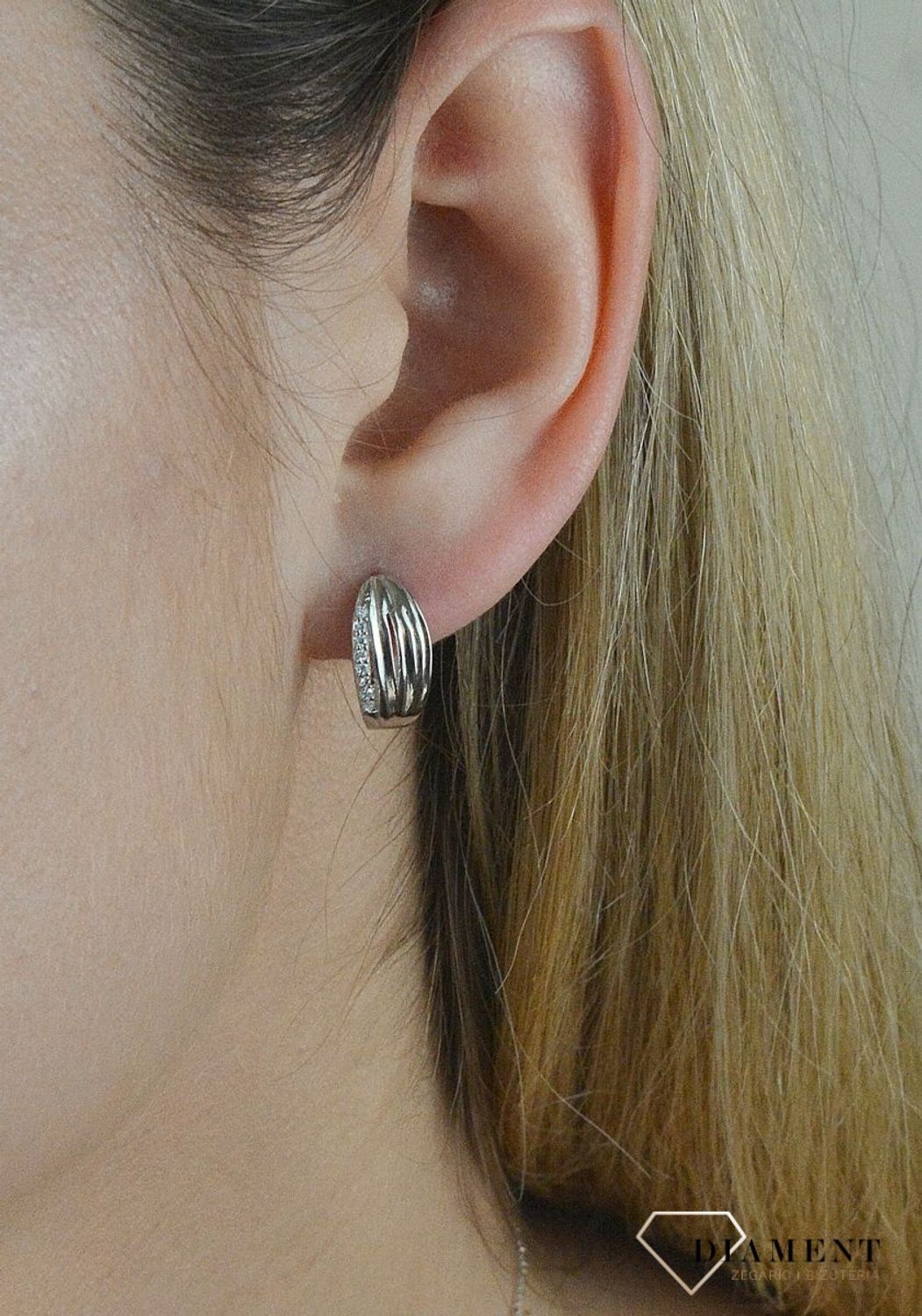 Srebrne kolczyki 925 ozdobione cyrkonią SVLE1249XH2BI00. Kolczyki srebro 925. Zapięcie angielskie typu lira. Na prezent. Klasyczne kolczyki. Delikatne kolczyki..jpg