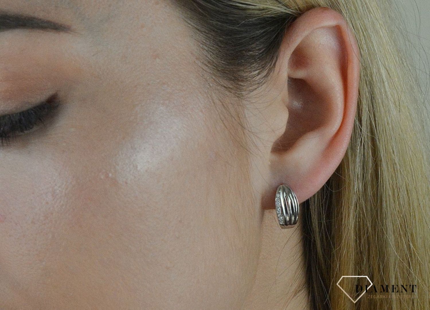 Srebrne kolczyki 925 ozdobione cyrkonią SVLE1249XH2BI00. Kolczyki srebro 925. Zapięcie angielskie typu lira. Na prezent. Klasyczne kolczyki. Delikatne kolczyki..jpg