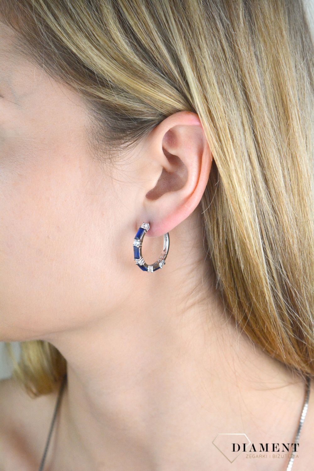 Kolczyki srebrne damskie 925 koła z niebieskimi cyrkoniami SVLE1271XH2MB00. Srebrne kolczyki koła. Srebrne kolczyki damskie. Kolczyki srebrne koła z cyrkoniami. Kolczyki z niebieskimi cyrkoniami na prezent..jpg