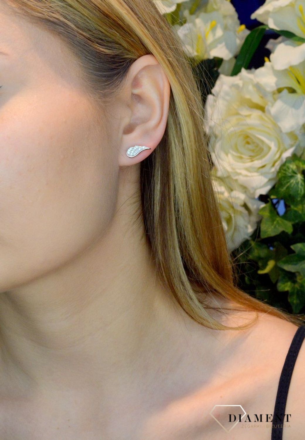 Srebrne kolczyki skrzydełko z cyrkoniami SVLE1282XH2BI00. Cudowne, proste idealnie wykończone kolczyki. Kolczyki z zapięciem na wkręcany sztyft  jest to bardzo wygodne zapięcie. Kolczyki można połączyć z pozostała biżuterią.jpg
