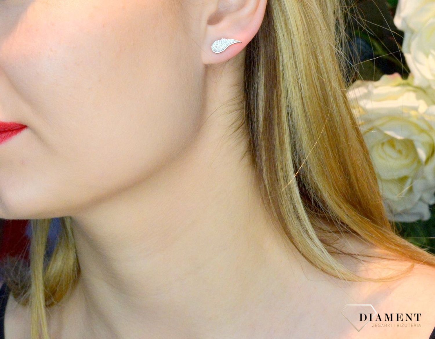 Srebrne kolczyki skrzydełko z cyrkoniami SVLE1282XH2BI00. Cudowne, proste idealnie wykończone kolczyki. Kolczyki z zapięciem na wkręcany sztyft  jest to bardzo wygodne zapięcie. Kolczyki można połączyć z pozostała biżuterią.jpg