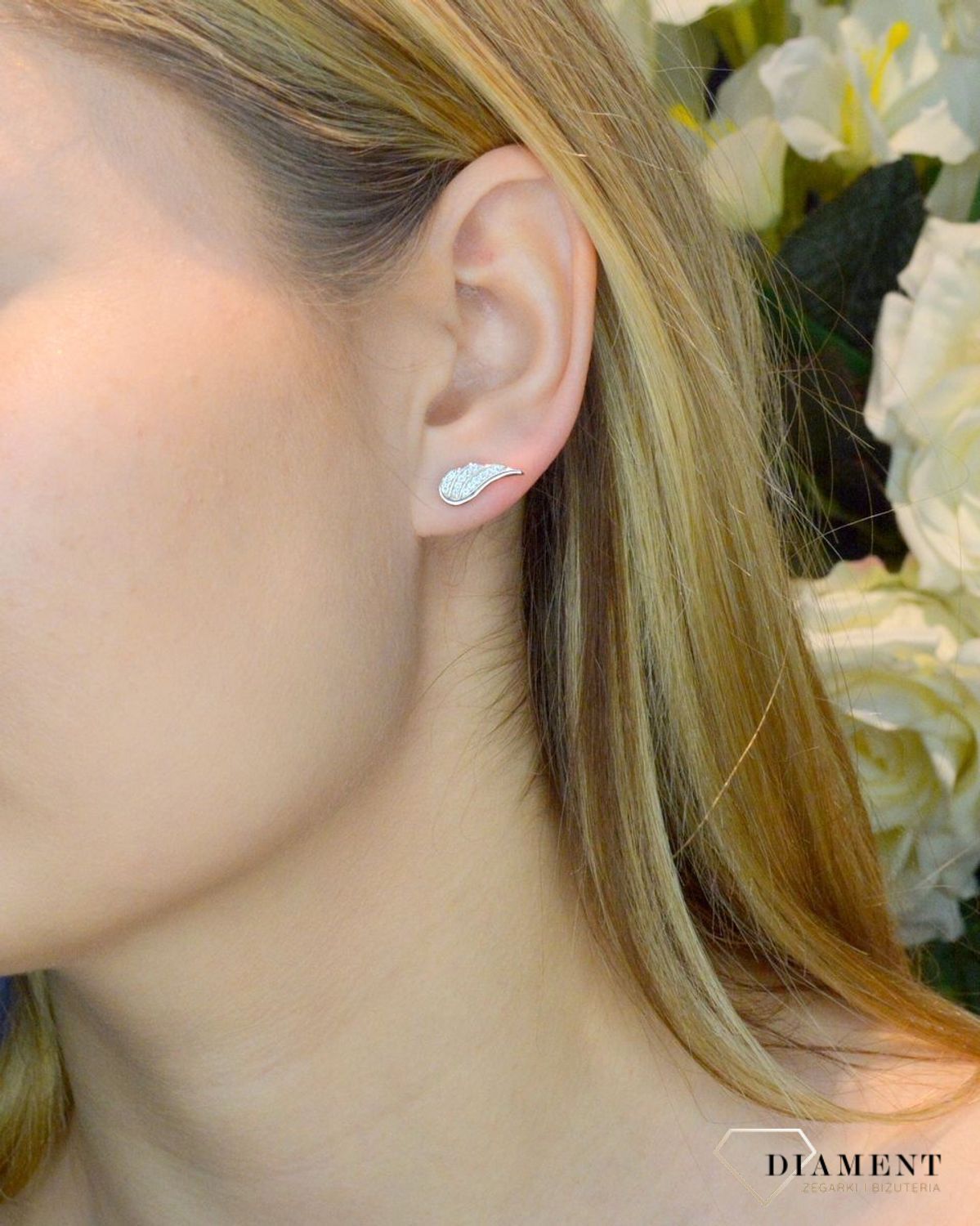 Srebrne kolczyki skrzydełko z cyrkoniami SVLE1282XH2BI00. Cudowne, proste idealnie wykończone kolczyki. Kolczyki z zapięciem na wkręcany sztyft  jest to bardzo wygodne zapięcie. Kolczyki można połączyć z pozostała biżuterią.jpg