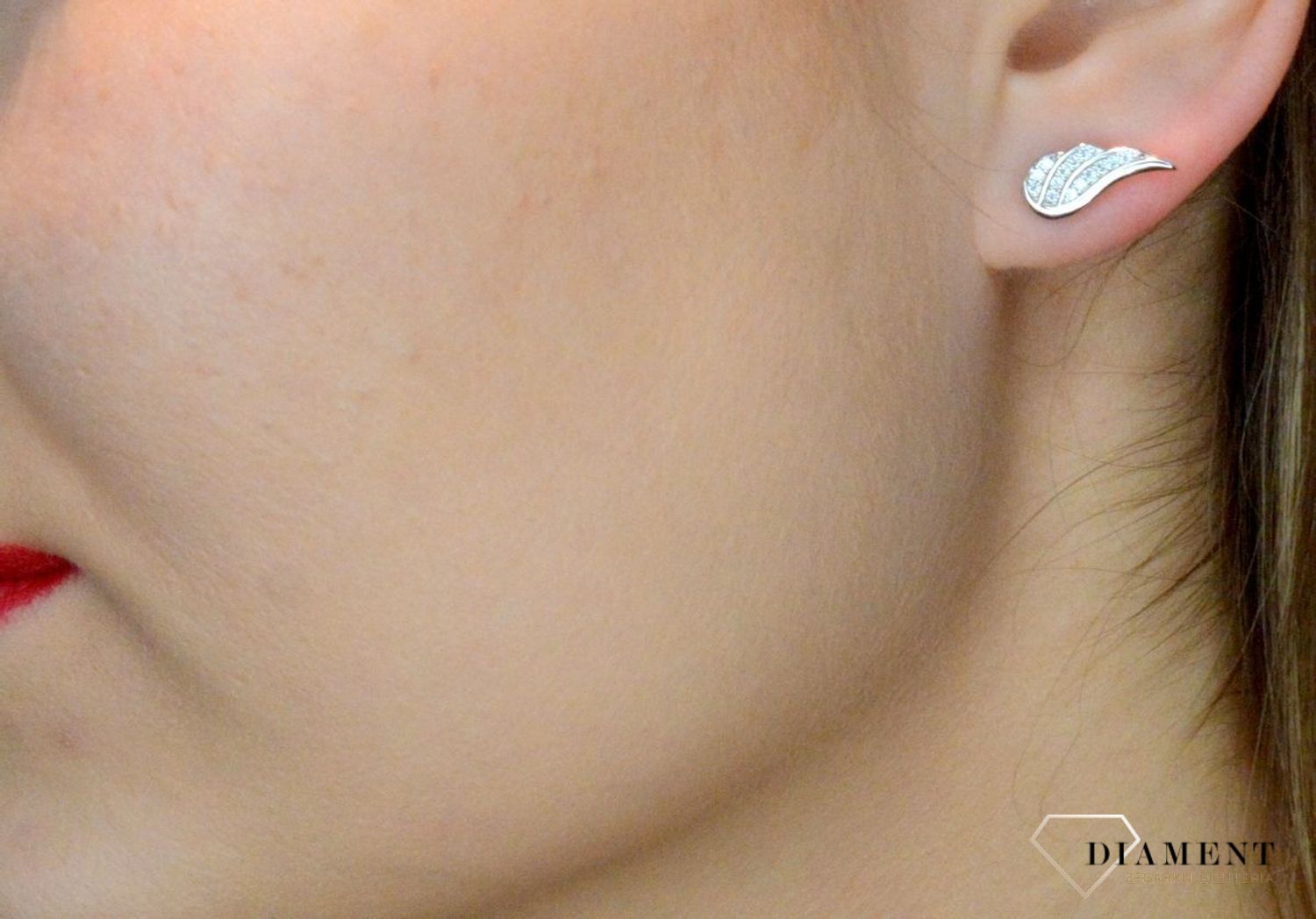 Srebrne kolczyki skrzydełko z cyrkoniami SVLE1282XH2BI00. Cudowne, proste idealnie wykończone kolczyki. Kolczyki z zapięciem na wkręcany sztyft  jest to bardzo wygodne zapięcie. Kolczyki można połączyć z pozostała biżuterią.jpg