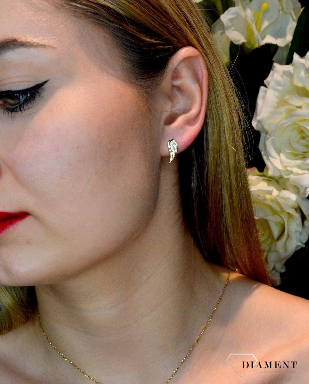 Srebrne kolczyki skrzydełko z cyrkoniami w pozłoceniu SVLE1282XH2GO00. Kolczyki z zapięciem na wkręcany sztyft  jest to bardzo wygodne zapięcie. Kolczyki można połączyć z pozostała biżuterią i stworzyć modne sety. Kolczyki i.jpg