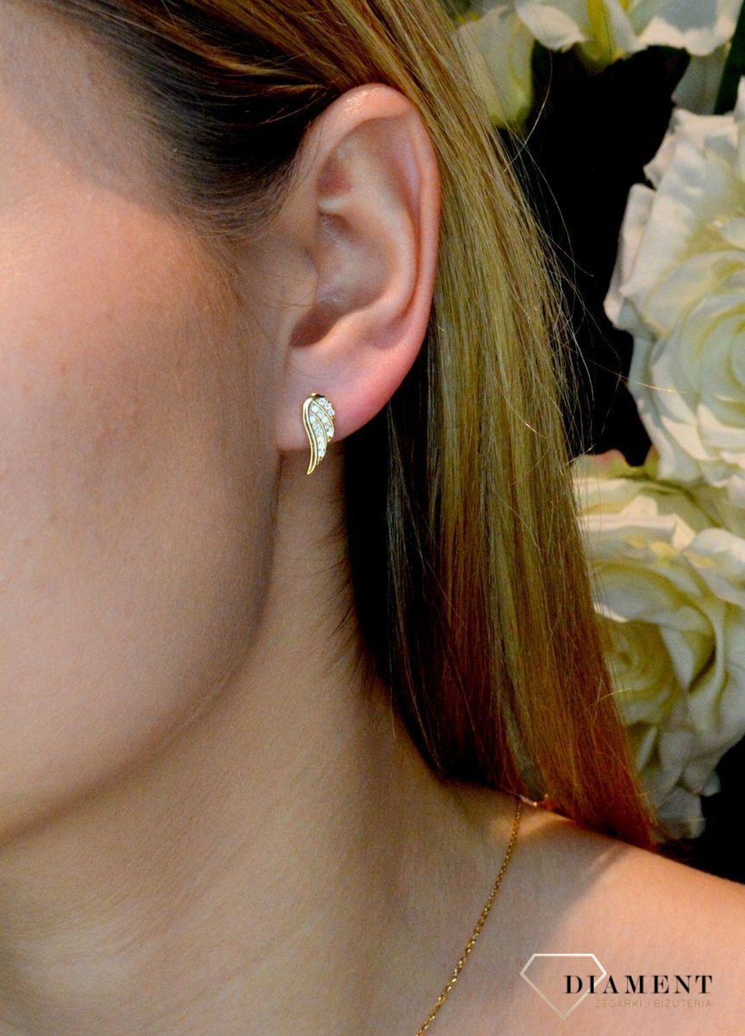 Srebrne kolczyki skrzydełko z cyrkoniami w pozłoceniu SVLE1282XH2GO00. Kolczyki z zapięciem na wkręcany sztyft  jest to bardzo wygodne zapięcie. Kolczyki można połączyć z pozostała biżuterią i stworzyć modne sety. Kolczyki i.jpg