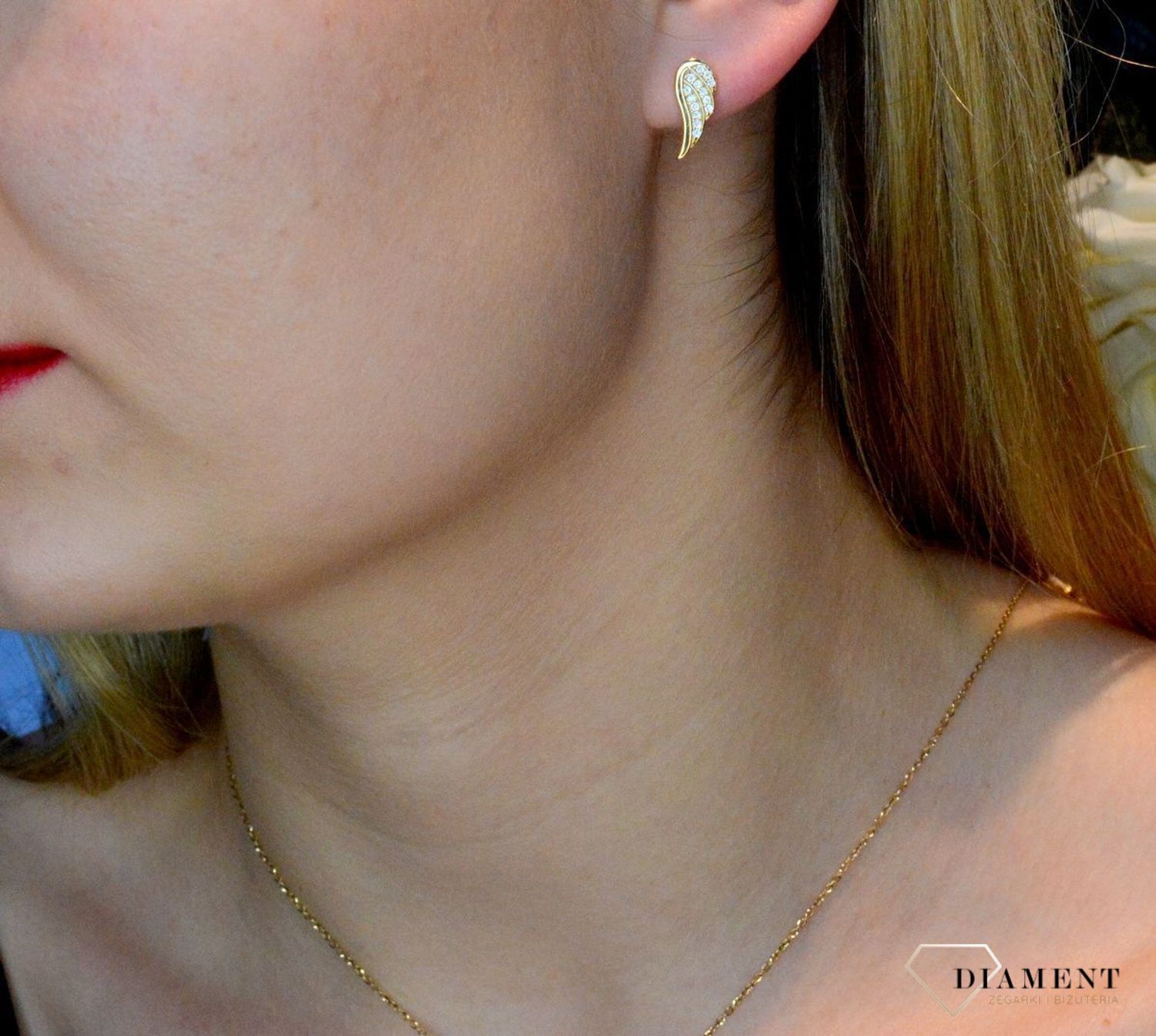 Srebrne kolczyki skrzydełko z cyrkoniami w pozłoceniu SVLE1282XH2GO00. Kolczyki z zapięciem na wkręcany sztyft  jest to bardzo wygodne zapięcie. Kolczyki można połączyć z pozostała biżuterią i stworzyć modne sety. Kolczyki i.jpg