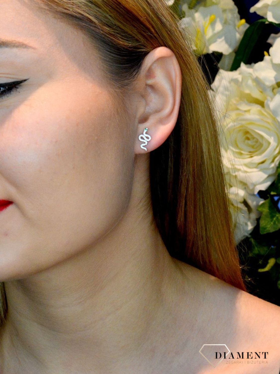 Srebrne kolczyki wąż z zielonym oczkiem w cyrkoniach SVLE1288XH2BI00. Delikatne kolczyki wykonane z najwyższej jakości srebrna próby 925 wyglądają bardzo elegancko. Kolczyki w minimalistycznym stylu, wpisujące się w obecne t.jpg