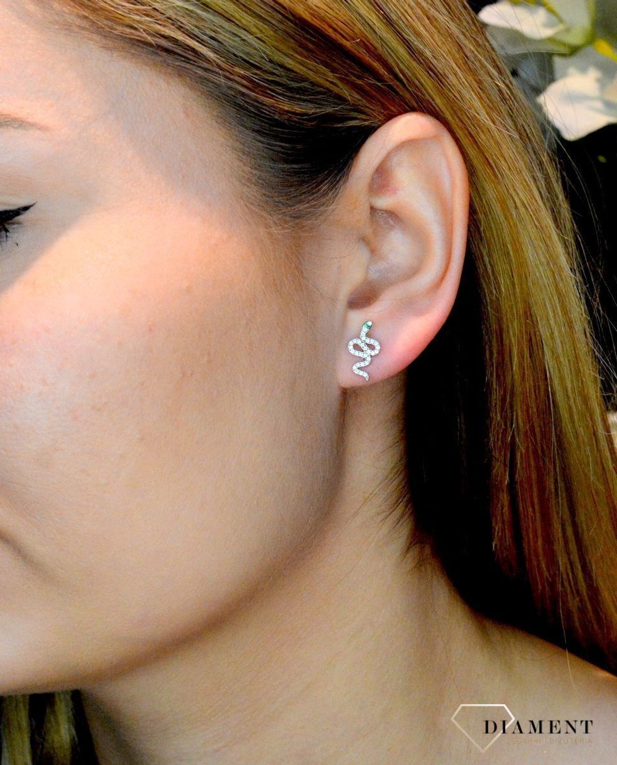 Srebrne kolczyki wąż z zielonym oczkiem w cyrkoniach SVLE1288XH2BI00. Delikatne kolczyki wykonane z najwyższej jakości srebrna próby 925 wyglądają bardzo elegancko. Kolczyki w minimalistycznym stylu, wpisujące się w obecne t.jpg