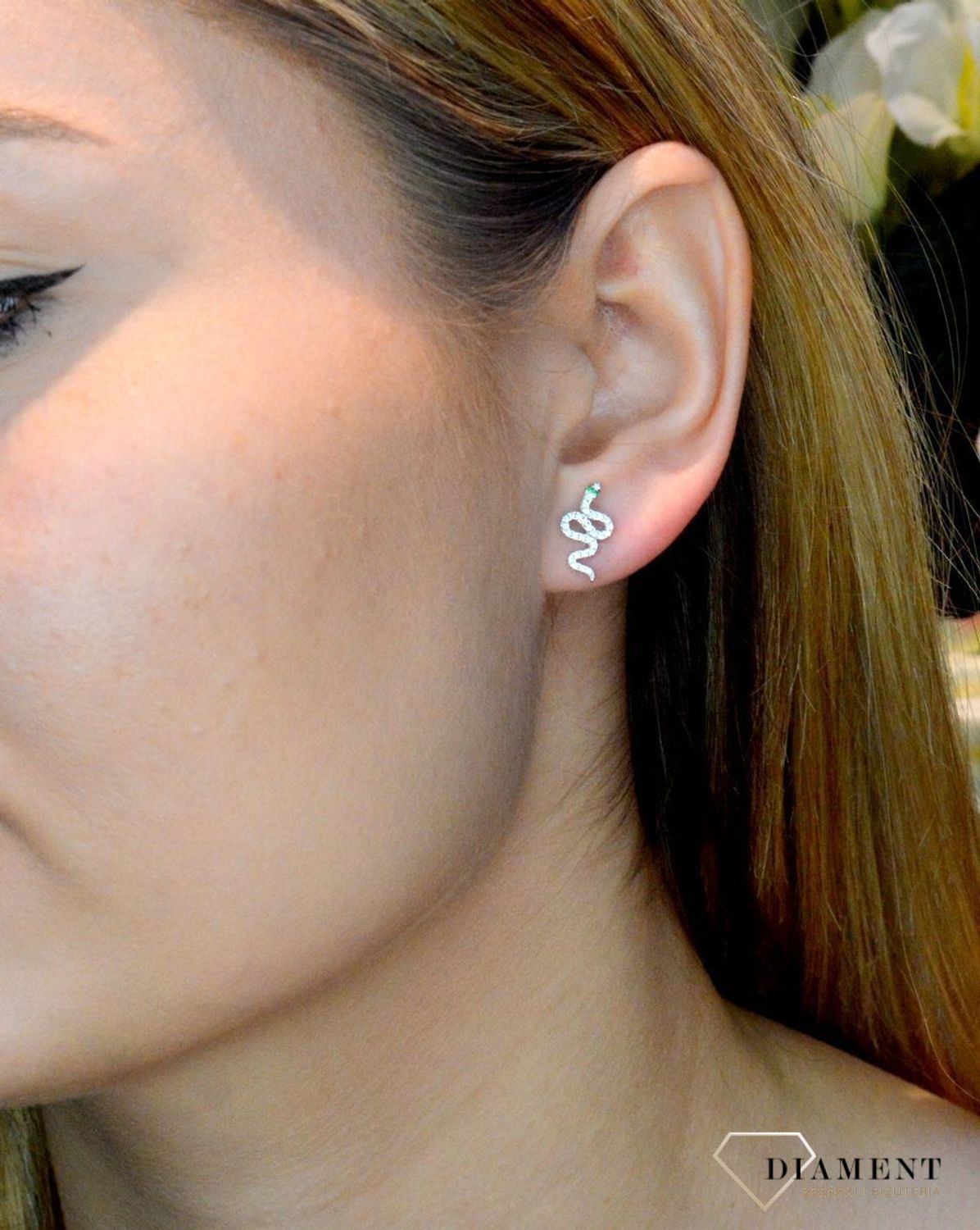 Srebrne kolczyki wąż z zielonym oczkiem w cyrkoniach SVLE1288XH2BI00. Delikatne kolczyki wykonane z najwyższej jakości srebrna próby 925 wyglądają bardzo elegancko. Kolczyki w minimalistycznym stylu, wpisujące się w obecne t.jpg