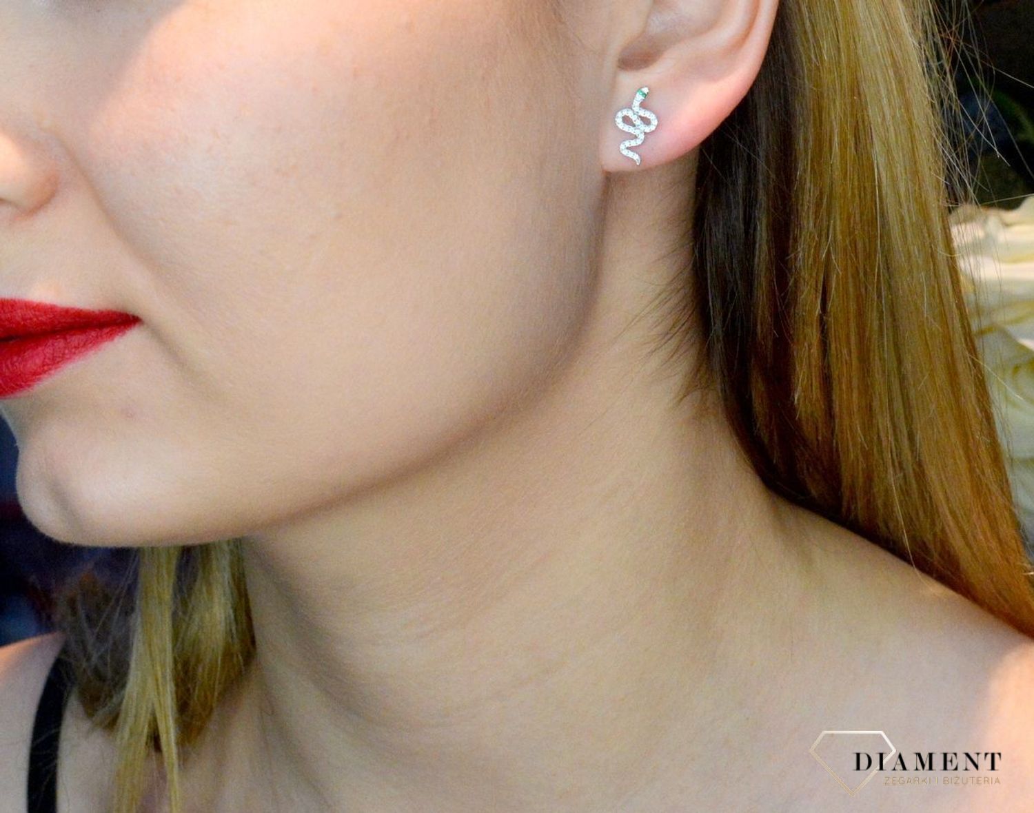 Srebrne kolczyki wąż z zielonym oczkiem w cyrkoniach SVLE1288XH2BI00. Delikatne kolczyki wykonane z najwyższej jakości srebrna próby 925 wyglądają bardzo elegancko. Kolczyki w minimalistycznym stylu, wpisujące się w obecne t.jpg