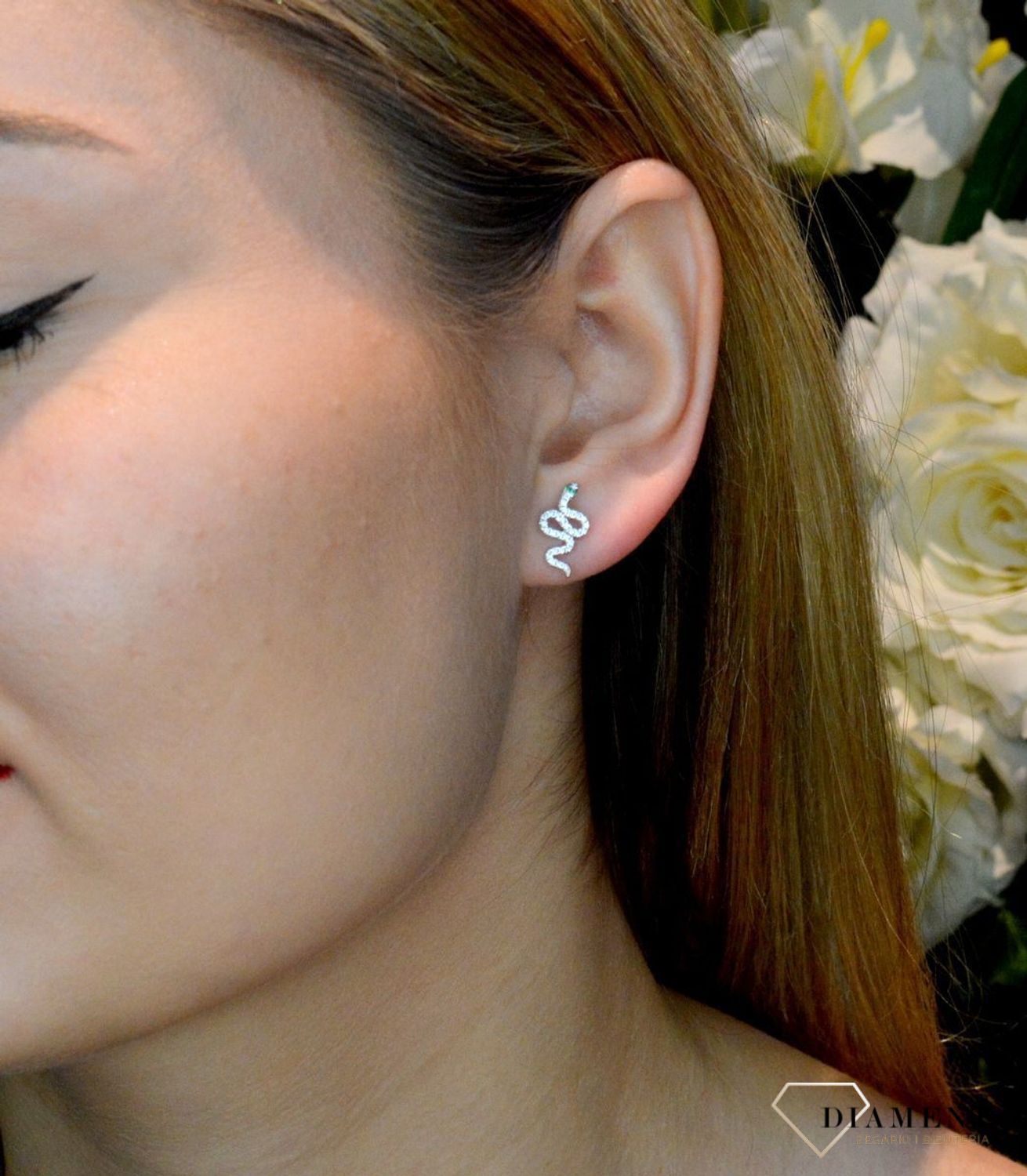 Srebrne kolczyki wąż z zielonym oczkiem w cyrkoniach SVLE1288XH2BI00. Delikatne kolczyki wykonane z najwyższej jakości srebrna próby 925 wyglądają bardzo elegancko. Kolczyki w minimalistycznym stylu, wpisujące się w obecne t.jpg