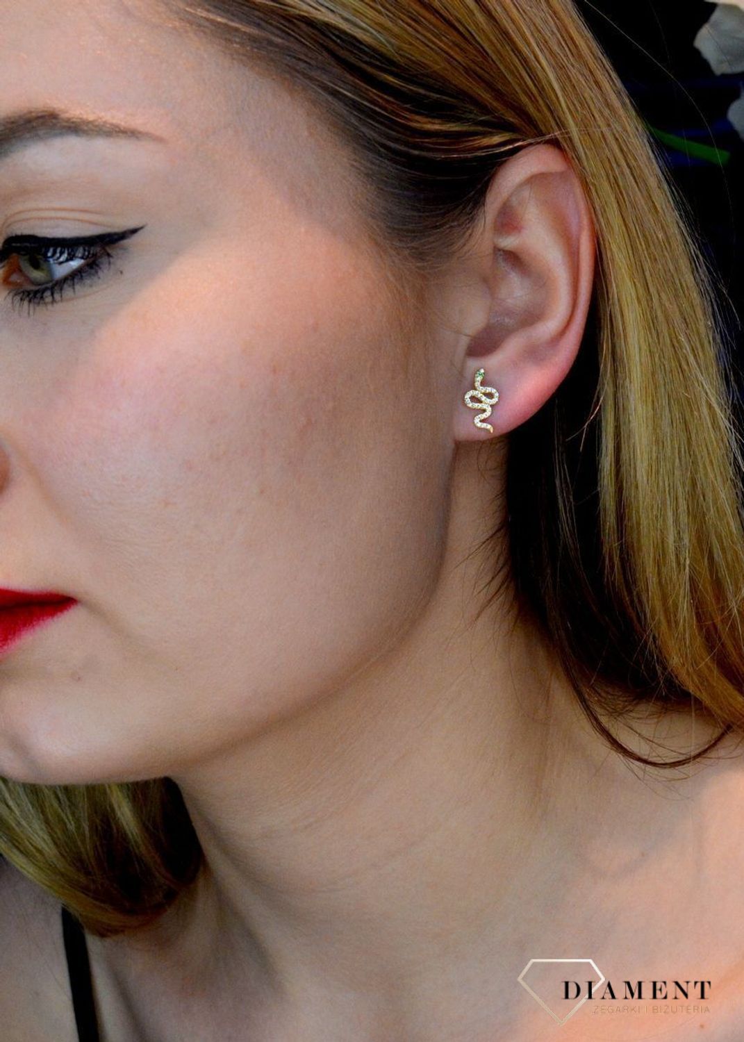 Srebrne kolczyki wąż z zielonym oczkiem w cyrkoniach w pozłoceniu SVLE1288XH2GO00.  Delikatne kolczyki wykonane z najwyższej jakości srebrna próby 925 wyglądają bardzo elegancko. Kolczyki w minimalistycznym stylu, wpisujące.jpg