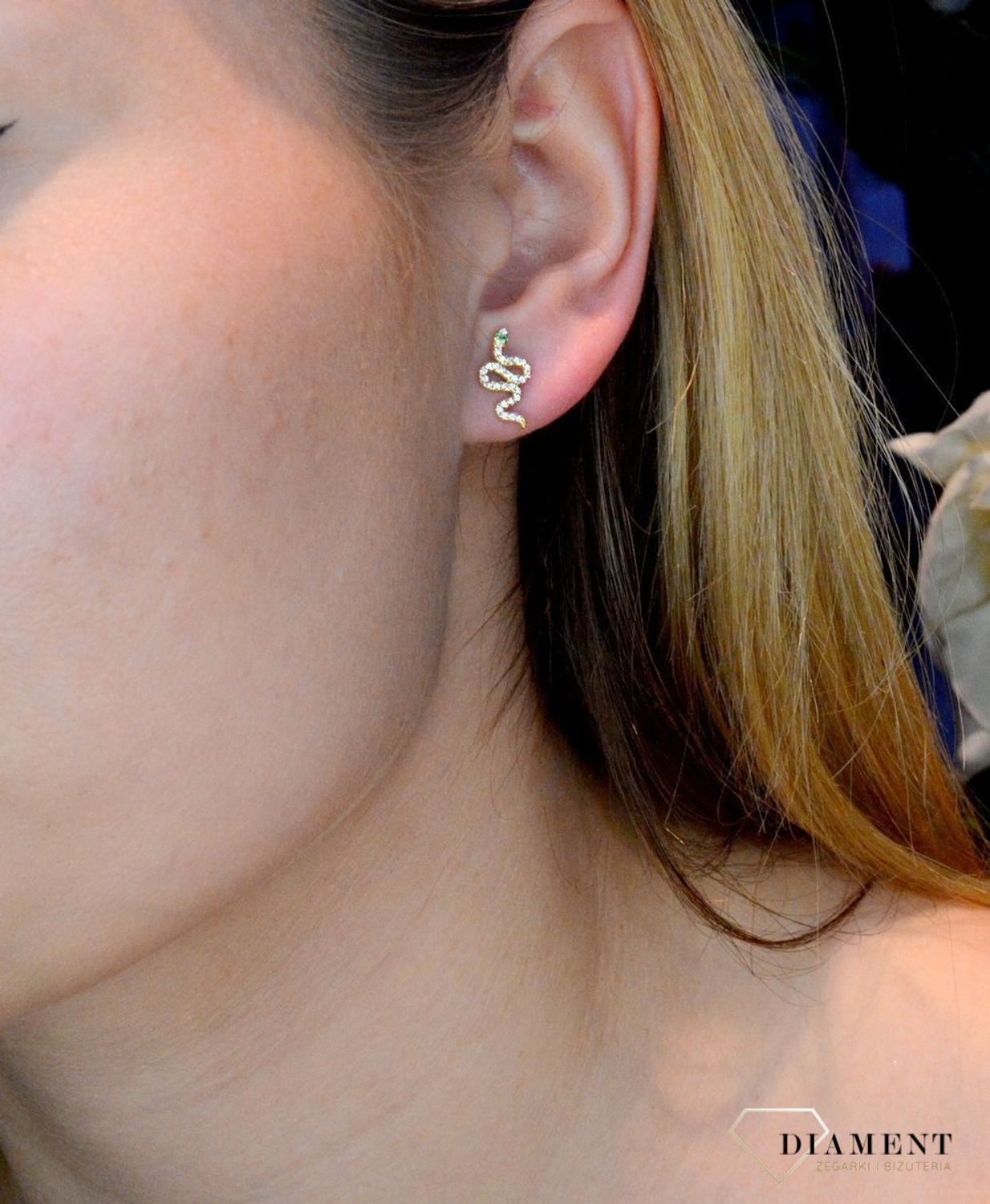 Srebrne kolczyki wąż z zielonym oczkiem w cyrkoniach w pozłoceniu SVLE1288XH2GO00.  Delikatne kolczyki wykonane z najwyższej jakości srebrna próby 925 wyglądają bardzo elegancko. Kolczyki w minimalistycznym stylu, wpisujące.jpg