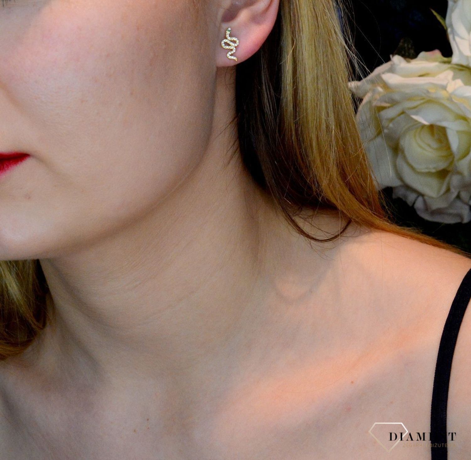 Srebrne kolczyki wąż z zielonym oczkiem w cyrkoniach w pozłoceniu SVLE1288XH2GO00.  Delikatne kolczyki wykonane z najwyższej jakości srebrna próby 925 wyglądają bardzo elegancko. Kolczyki w minimalistycznym stylu, wpisujące.jpg