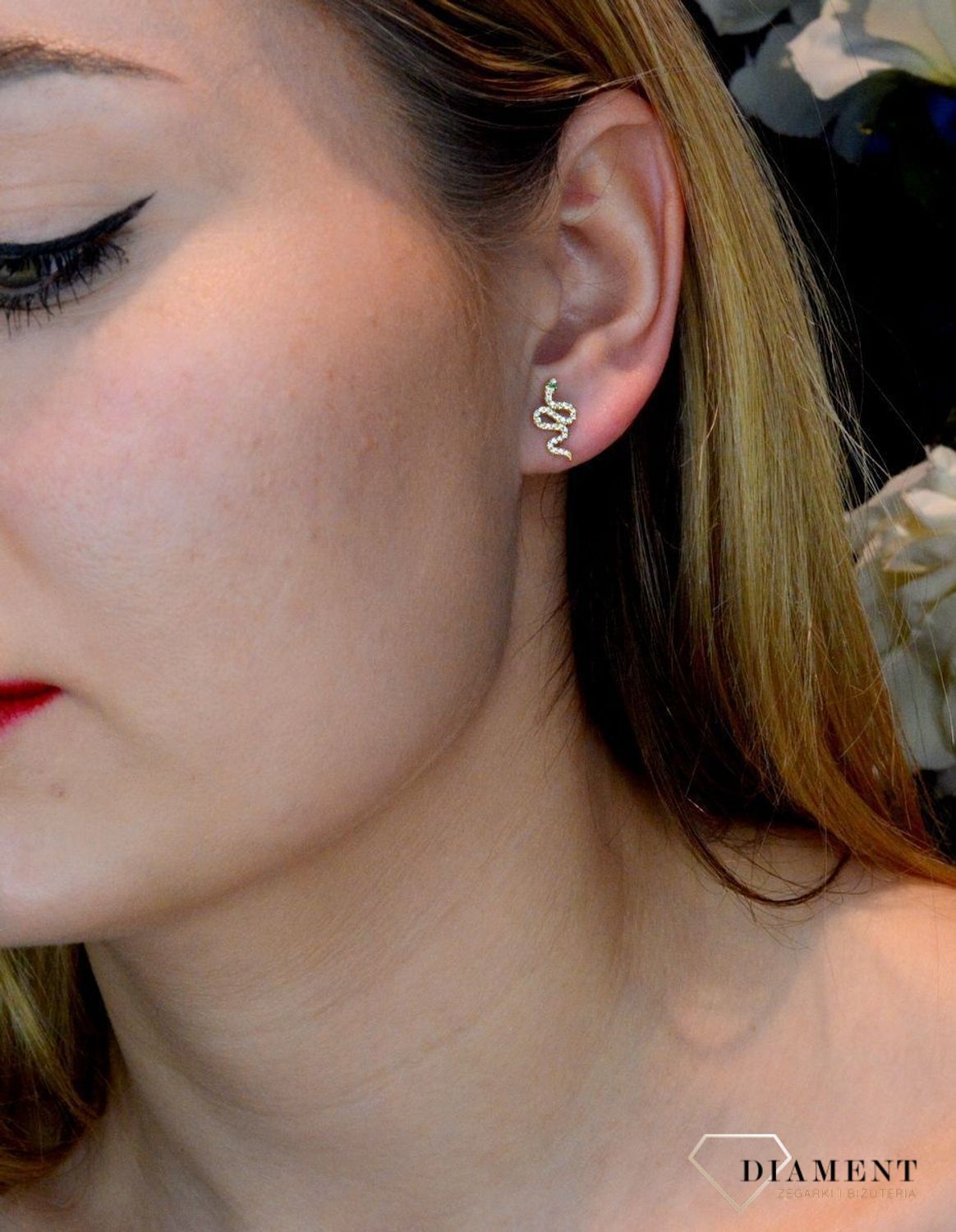 Srebrne kolczyki wąż z zielonym oczkiem w cyrkoniach w pozłoceniu SVLE1288XH2GO00.  Delikatne kolczyki wykonane z najwyższej jakości srebrna próby 925 wyglądają bardzo elegancko. Kolczyki w minimalistycznym stylu, wpisujące.jpg