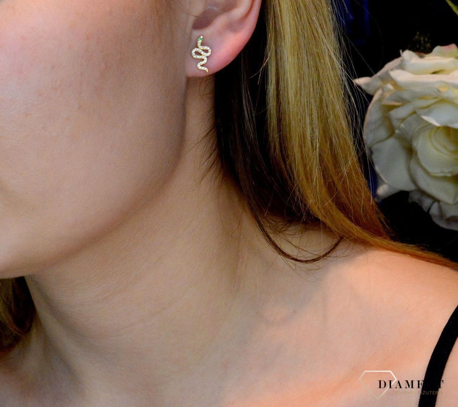 Srebrne kolczyki wąż z zielonym oczkiem w cyrkoniach w pozłoceniu SVLE1288XH2GO00.  Delikatne kolczyki wykonane z najwyższej jakości srebrna próby 925 wyglądają bardzo elegancko. Kolczyki w minimalistycznym stylu, wpisujące.jpg