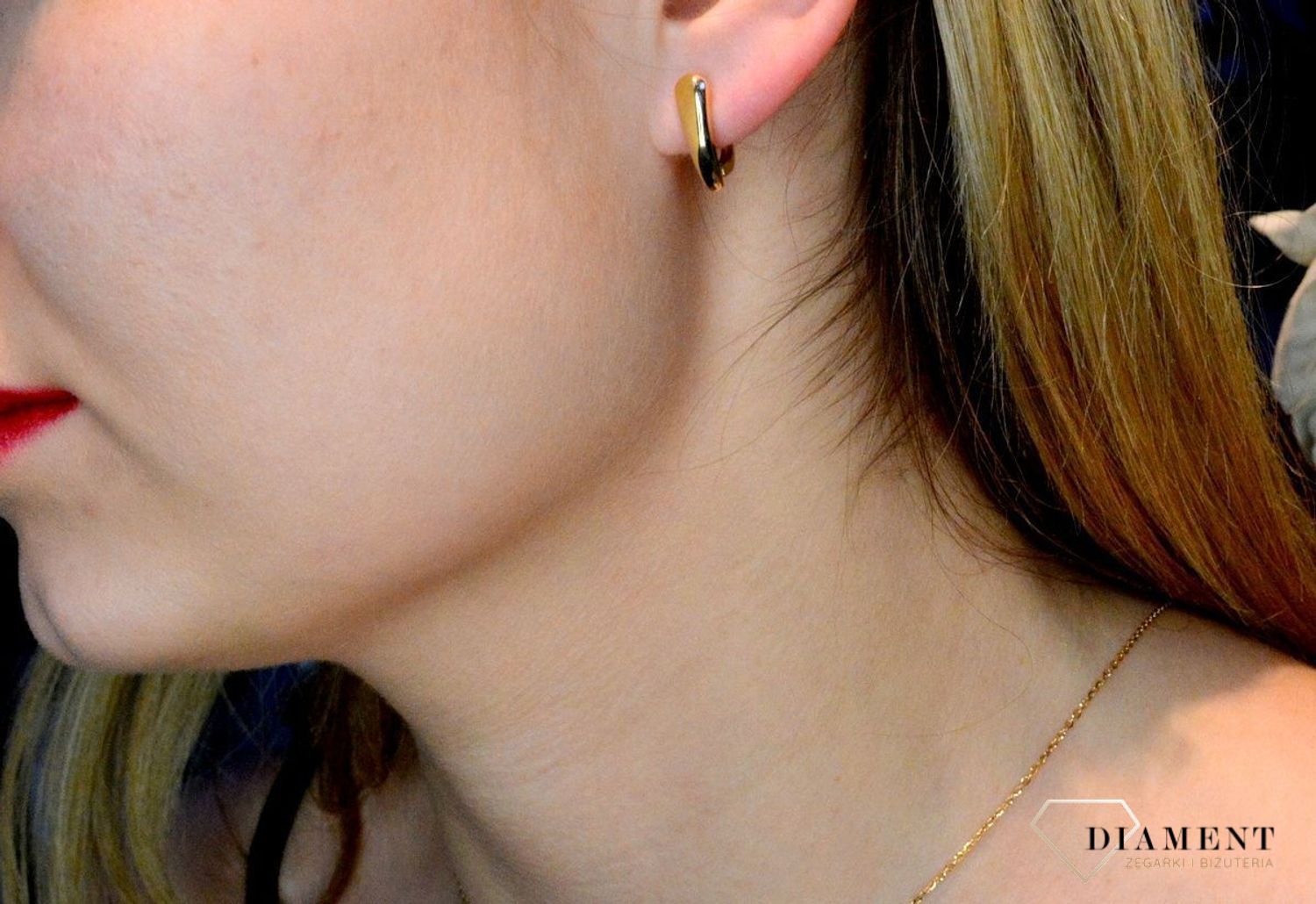 Srebrne kolczyki angielskie gładkie w pozłoceniu SVLE1302XH2GO00.  Cudowne, proste idealnie wykończone kolczyki. Kolczyki z zapięciem angielskim jest to bardzo wygodne i popularne zapięcie. Kolczyki można połączyć z pozostał.jpg