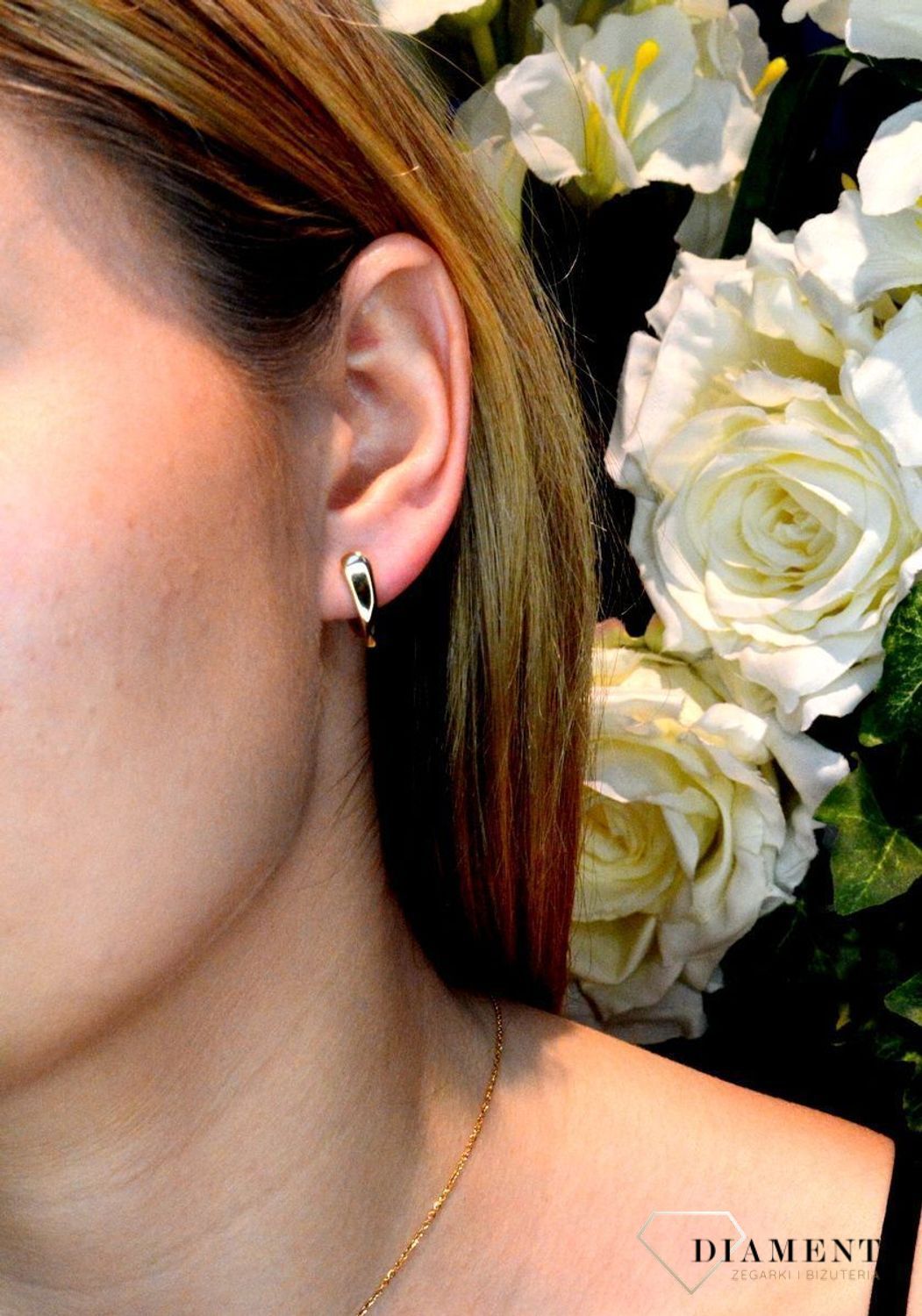 Srebrne kolczyki angielskie gładkie w pozłoceniu SVLE1302XH2GO00.  Cudowne, proste idealnie wykończone kolczyki. Kolczyki z zapięciem angielskim jest to bardzo wygodne i popularne zapięcie. Kolczyki można połączyć z pozostał.jpg