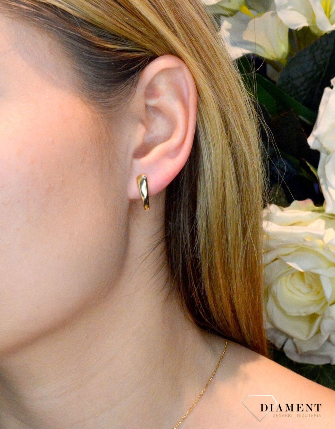 Srebrne kolczyki angielskie gładkie w pozłoceniu SVLE1302XH2GO00.  Cudowne, proste idealnie wykończone kolczyki. Kolczyki z zapięciem angielskim jest to bardzo wygodne i popularne zapięcie. Kolczyki można połączyć z pozostał.jpg