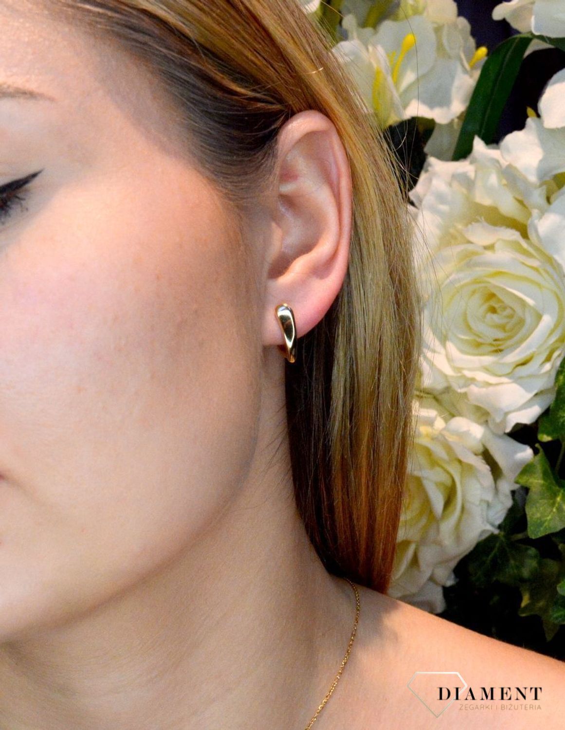 Srebrne kolczyki angielskie gładkie w pozłoceniu SVLE1302XH2GO00.  Cudowne, proste idealnie wykończone kolczyki. Kolczyki z zapięciem angielskim jest to bardzo wygodne i popularne zapięcie. Kolczyki można połączyć z pozostał.jpg