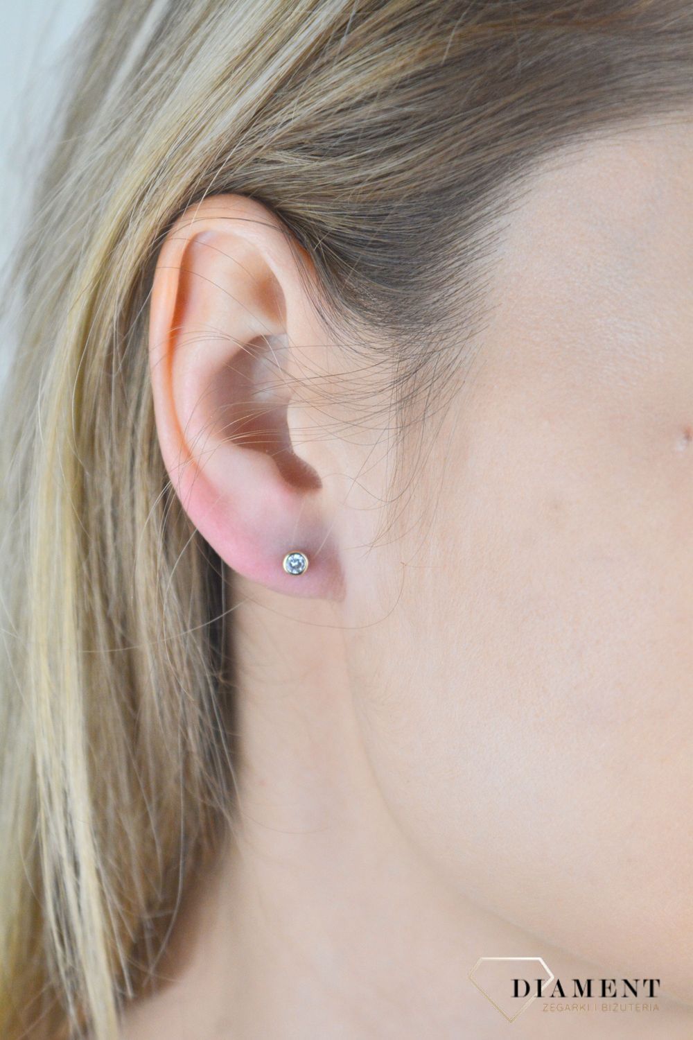 Srebrne kolczyki damskie 925 wkrętki z okrągłą cyrkonią SVLE1517XH2GO04.  Kolczyki srebrne damskie z cyronią. Kolczyki srebrne pozłacane. Kolczyki wkrętki okrągłe pozłacane. Kolczyki z zakręcanym zapięciem na prezent. Srebrne biżuteria damska..jpg