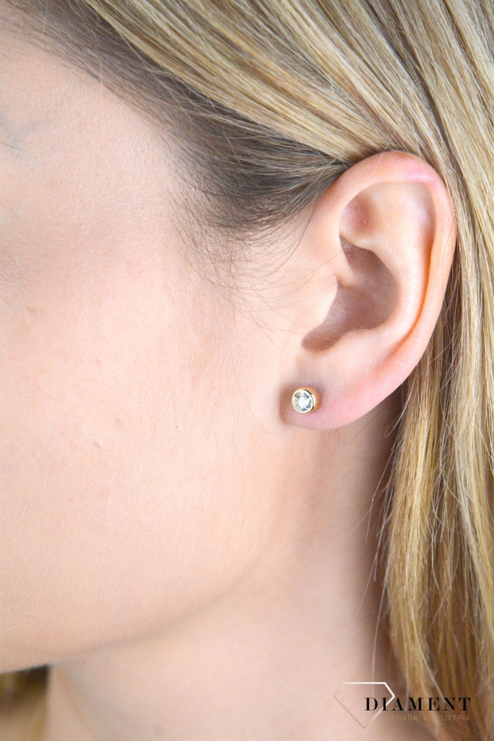 Srebrne kolczyki damskie 925 wkrętki z okrągłą cyrkonią SVLE1517XH2GO06. Kolczyki srebrne damskie z cyrkonią. Kolczyki srebrne pozłacane. Kolczyki wkrętki okrągłe pozłacane. Kolczyki z zakręcanym zapięciem na prezent. Srebrne biżute.jpg