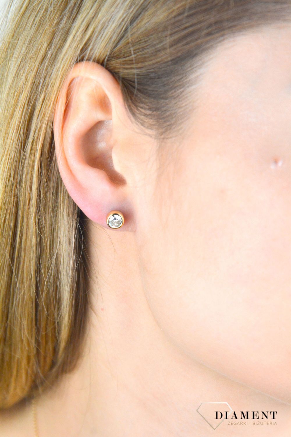 Srebrne kolczyki damskie 925 wkrętki z okrągłą cyrkonią SVLE1517XH2GO07. Kolczyki srebrne damskie z cyronią. Kolczyki srebrne pozłacane. Kolczyki wkrętki okrągłe pozłacane. Kolczyki z zakręcanym zapięciem na prezent. Srebrne.jpg