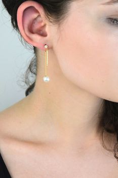 Kolczyki srebrne pozłacane długie wiszące perełki z cyrkoniami – elegancka biżuteria damska (3).jpg