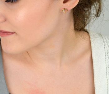 Odkryj złocone srebrne kolczyki JVD w kształcie serca z błyszczącą cyrkonią. Wykonane z najwyższej próby srebra 925. Idealne na prezent lub dla siebie. Sprawdź! (5).JPG