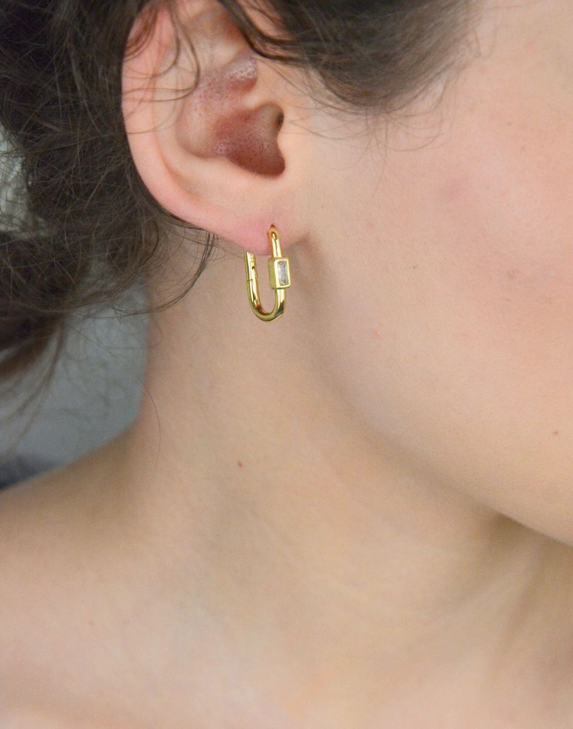 Kolczyki srebrne pozłacane z prostokątną cyrkonią, model SVLE1734XH2GO00. Zapięcie na zatrzask, długość 2,0 cm, szerokość 3 mm, waga 3,66 g. Elegancja na co dzień i na wyjątkowe okazje.1.jpg