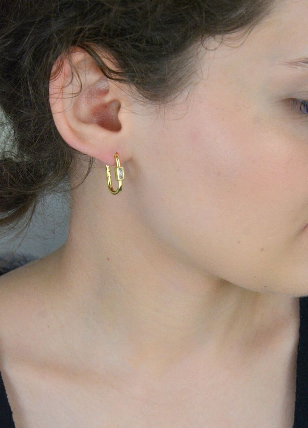 Kolczyki srebrne pozłacane z prostokątną cyrkonią, model SVLE1734XH2GO00. Zapięcie na zatrzask, długość 2,0 cm, szerokość 3 mm, waga 3,66 g. Elegancja na co dzień i na wyjątkowe okazje.1.jpg