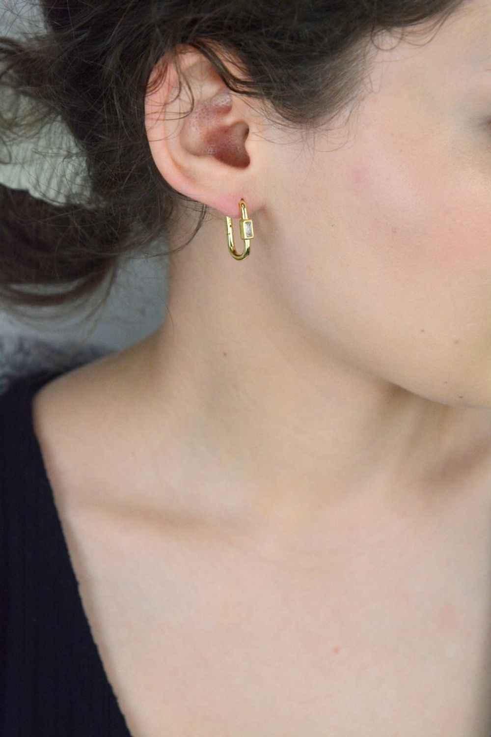 Kolczyki srebrne pozłacane z prostokątną cyrkonią, model SVLE1734XH2GO00. Zapięcie na zatrzask, długość 2,0 cm, szerokość 3 mm, waga 3,66 g. Elegancja na co dzień i na wyjątkowe okazje.1.jpg