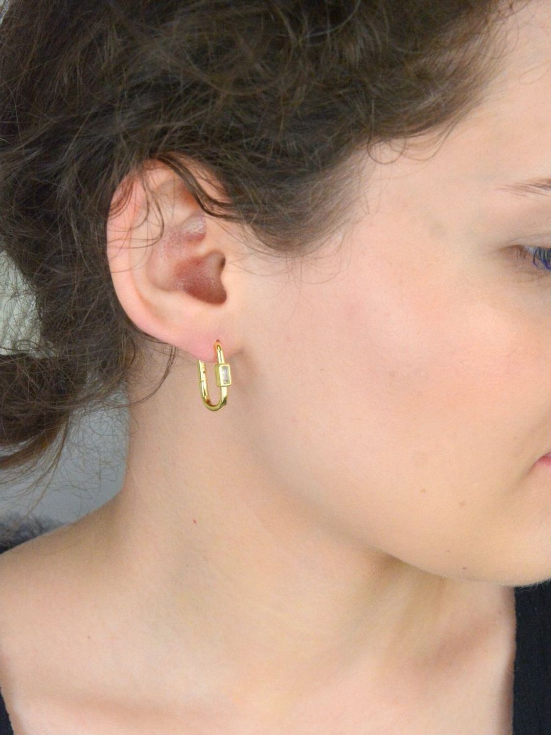 Kolczyki srebrne pozłacane z prostokątną cyrkonią, model SVLE1734XH2GO00. Zapięcie na zatrzask, długość 2,0 cm, szerokość 3 mm, waga 3,66 g. Elegancja na co dzień i na wyjątkowe okazje.1.jpg