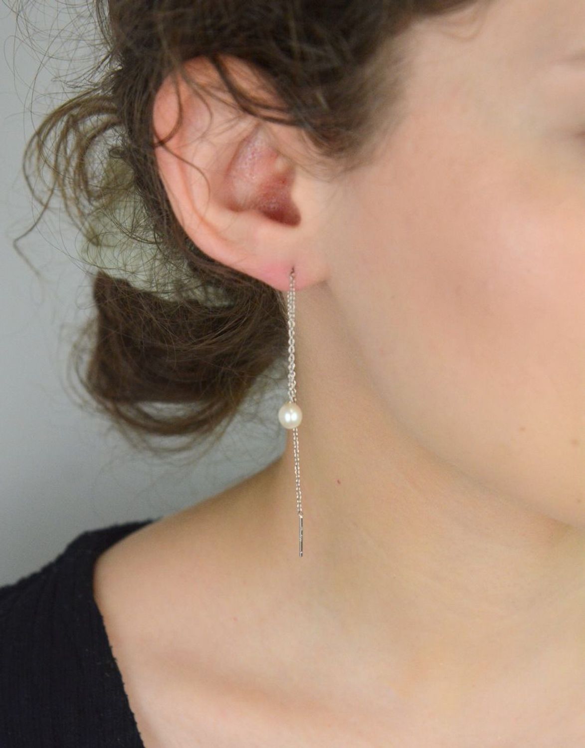 Srebrne kolczyki damskie 925 perełki przeciągane SVLE1838X75P100.  Srebrne kolczyki ozdobione białą perłą. Idealny prezent dla każdej kobiety. Wygodne srebrne kolczyki bez zapięcia, przekładane przez ucho..jpg