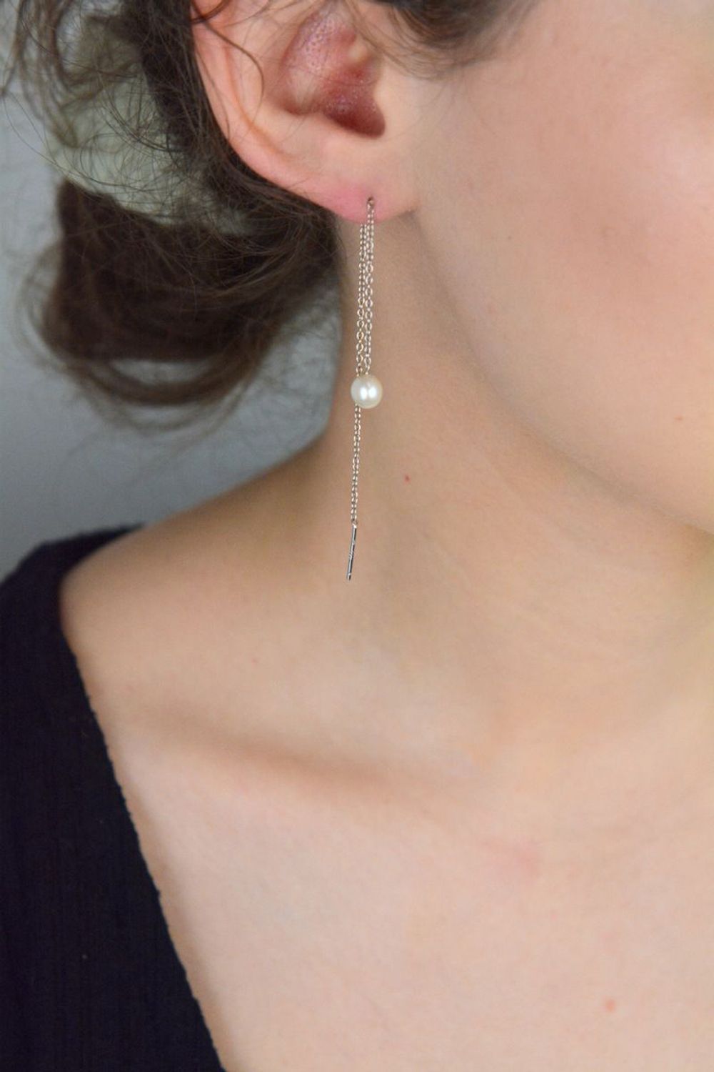 Srebrne kolczyki damskie 925 perełki przeciągane SVLE1838X75P100.  Srebrne kolczyki ozdobione białą perłą. Idealny prezent dla każdej kobiety. Wygodne srebrne kolczyki bez zapięcia, przekładane przez ucho..jpg