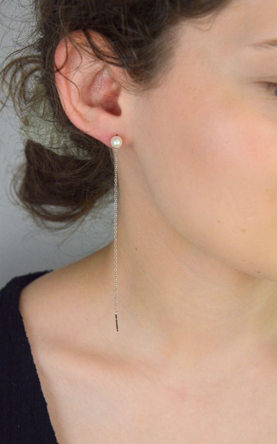 Srebrne kolczyki damskie 925 perełki przeciągane SVLE1838X75P100.  Srebrne kolczyki ozdobione białą perłą. Idealny prezent dla każdej kobiety. Wygodne srebrne kolczyki bez zapięcia, przekładane przez ucho..jpg