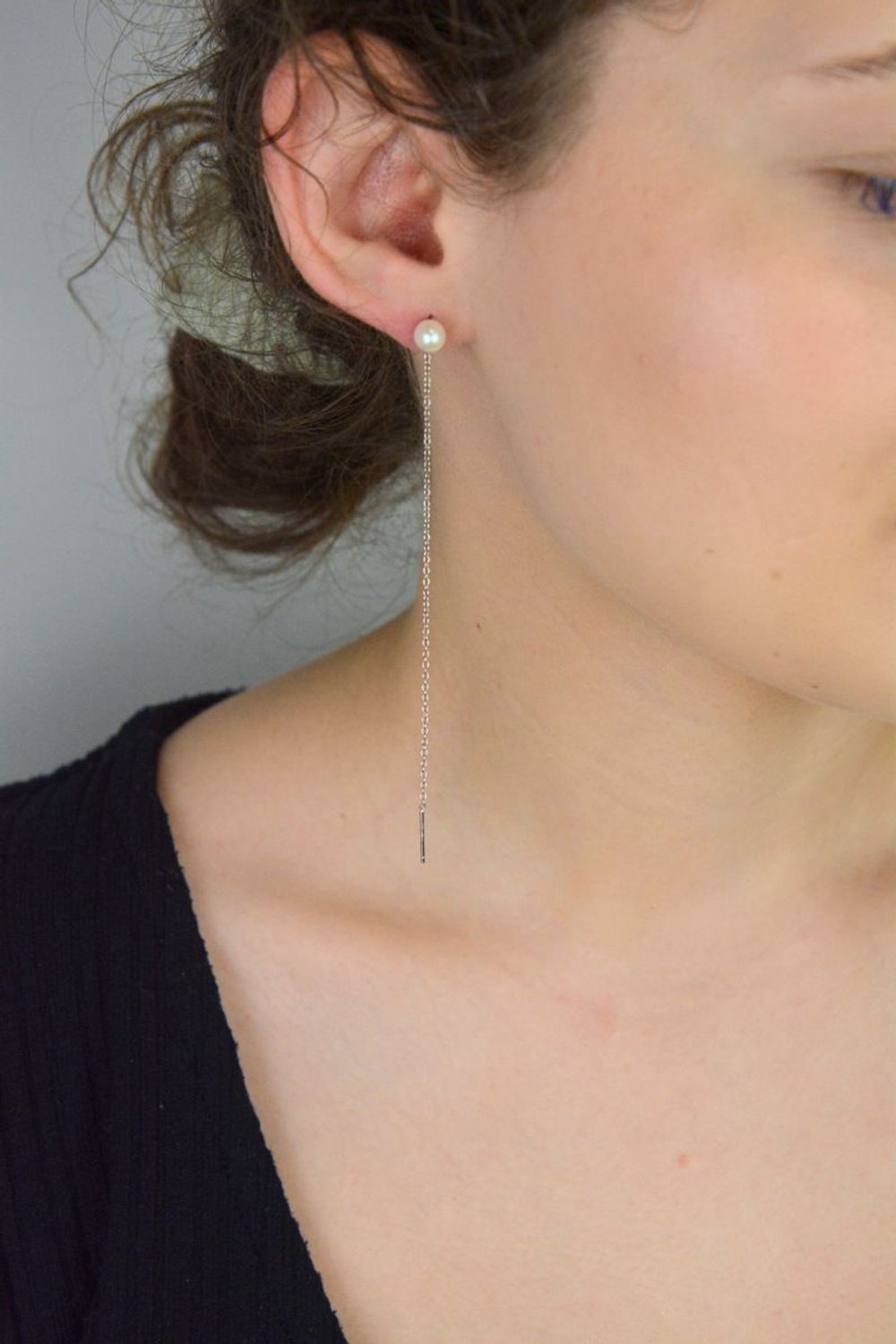 Srebrne kolczyki damskie 925 perełki przeciągane SVLE1838X75P100.  Srebrne kolczyki ozdobione białą perłą. Idealny prezent dla każdej kobiety. Wygodne srebrne kolczyki bez zapięcia, przekładane przez ucho..jpg