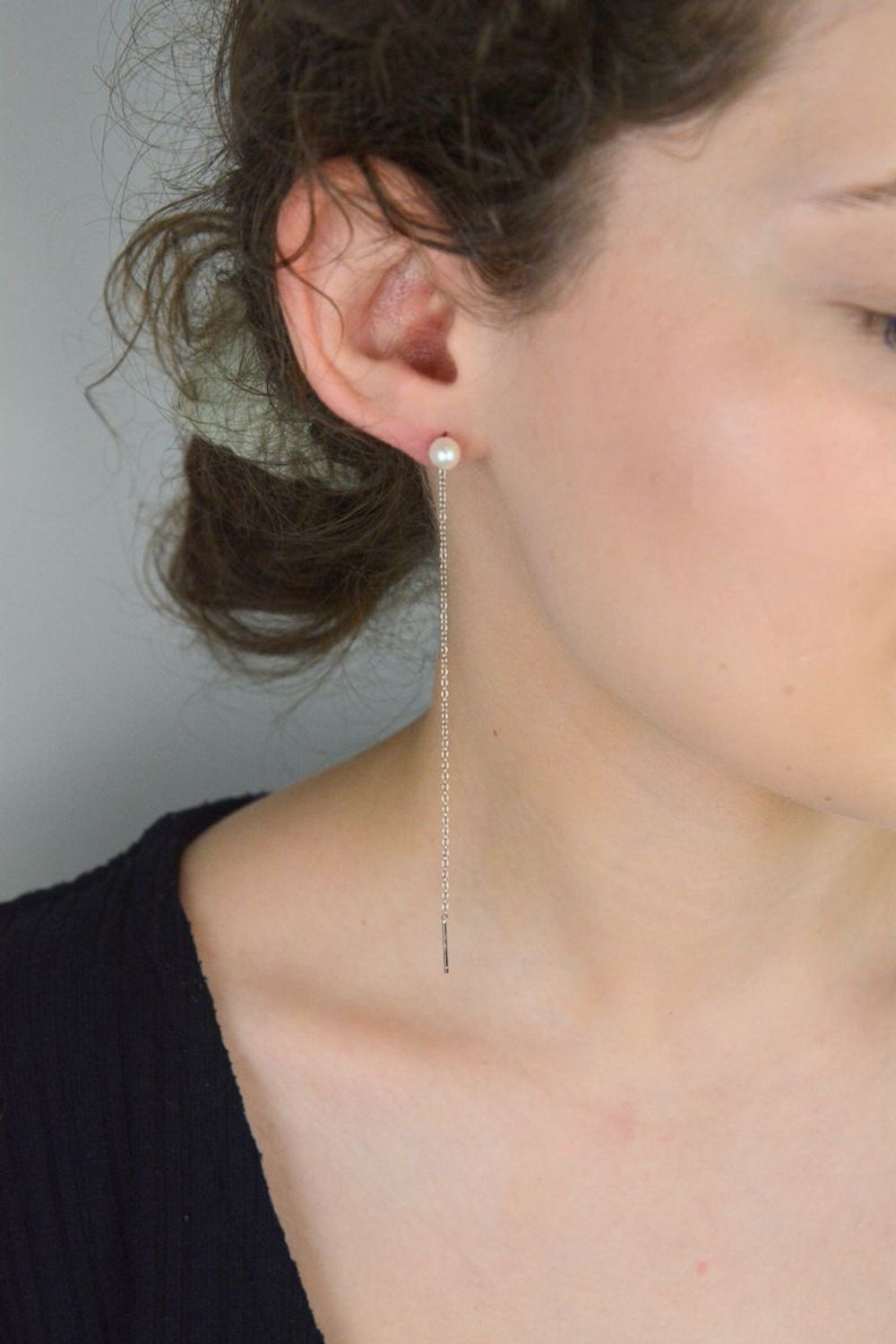 Srebrne kolczyki damskie 925 perełki przeciągane SVLE1838X75P100.  Srebrne kolczyki ozdobione białą perłą. Idealny prezent dla każdej kobiety. Wygodne srebrne kolczyki bez zapięcia, przekładane przez ucho..jpg