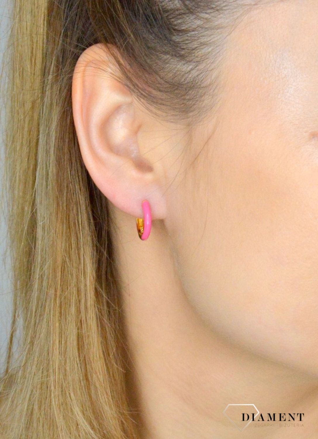 Srebrne kolczyki damskie 925 kółka z różową emalią SVLE1933XJ5RG00. Srebrne kolczyki damskie. Srebrne kolczyki pozłacane kółka z emalią. Kolczyki dziecięce. Kolczyki srebrne z emalią na prezent..jpg