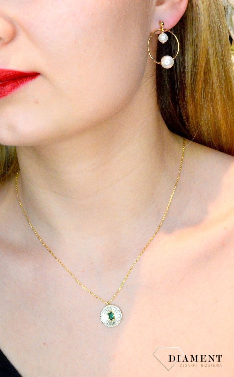 Srebrny naszyjnik pozłacany z grawerowaniem i zieloną cyrkonią SVLN0332XH2GZ00. Pozłacany naszyjnik damski z elementem ozdobnym kółeczko grawerowane z zieloną cyrkonią pośrodku💎 Niezwykle szykowny naszyjnik wykonany z najwyżs.jpg