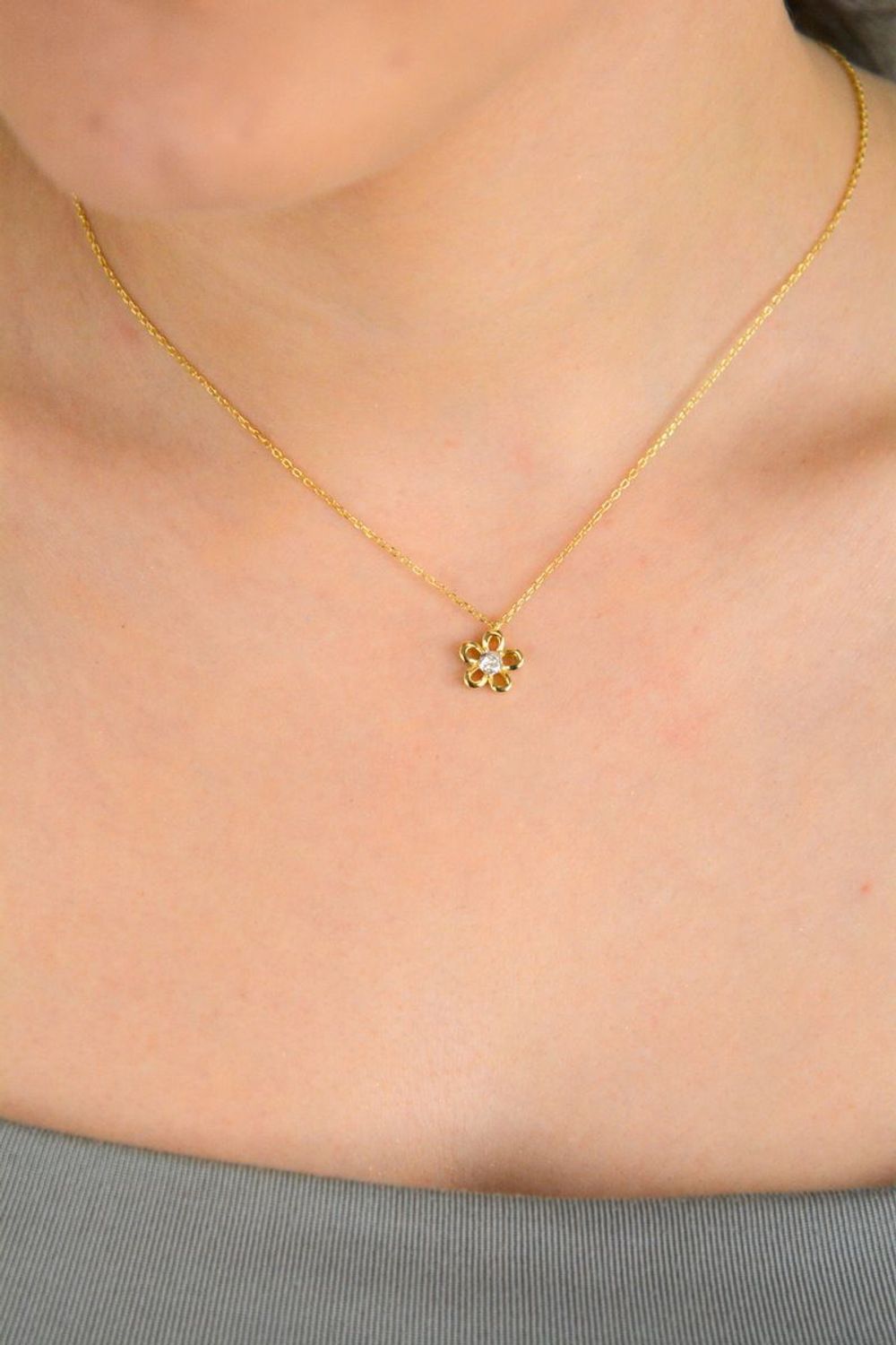 Naszyjnik srebrny pozłacany kwiatek, SVLN0554SH2GO 925. subtelny naszyjnik wykonany ze srebra pozłacanego. Delikatny łańcuszek pozłacany na prezent dla kobiety.1.jpg