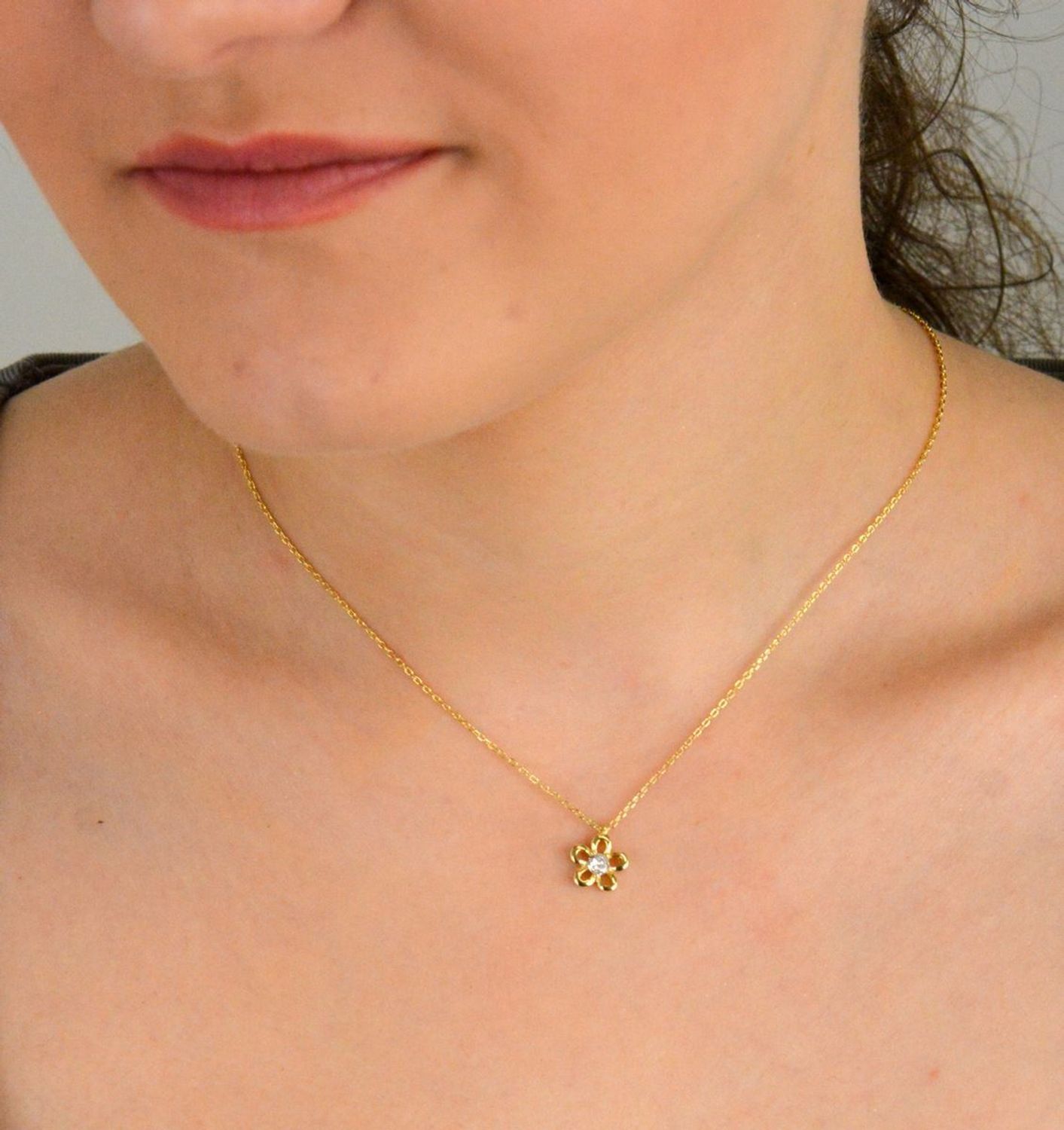Naszyjnik srebrny pozłacany kwiatek, SVLN0554SH2GO 925. subtelny naszyjnik wykonany ze srebra pozłacanego. Delikatny łańcuszek pozłacany na prezent dla kobiety.1.jpg