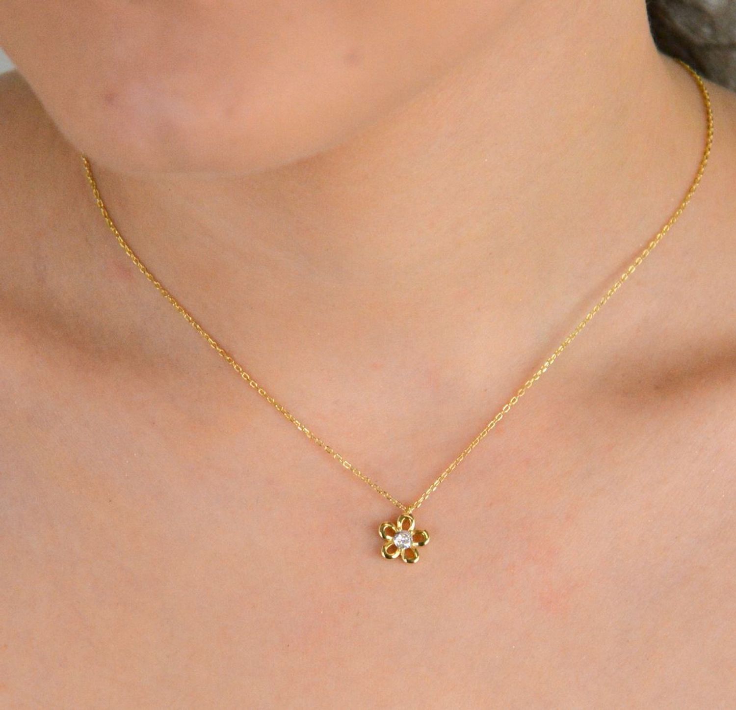 Naszyjnik srebrny pozłacany kwiatek, SVLN0554SH2GO 925. subtelny naszyjnik wykonany ze srebra pozłacanego. Delikatny łańcuszek pozłacany na prezent dla kobiety.1.jpg