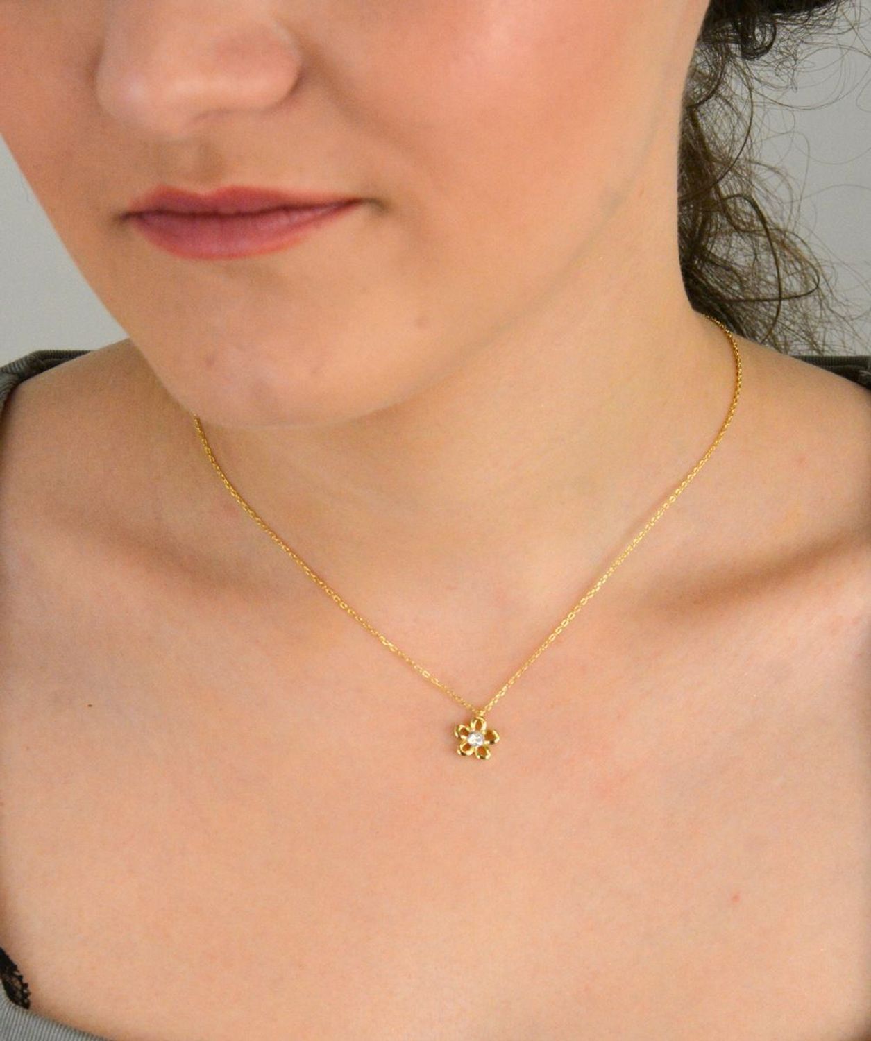 Naszyjnik srebrny pozłacany kwiatek, SVLN0554SH2GO 925. subtelny naszyjnik wykonany ze srebra pozłacanego. Delikatny łańcuszek pozłacany na prezent dla kobiety.1.jpg