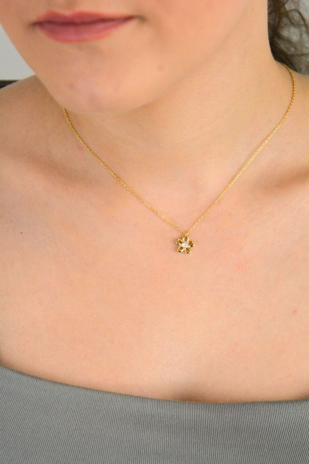 Naszyjnik srebrny pozłacany kwiatek, SVLN0554SH2GO 925. subtelny naszyjnik wykonany ze srebra pozłacanego. Delikatny łańcuszek pozłacany na prezent dla kobiety.1.jpg